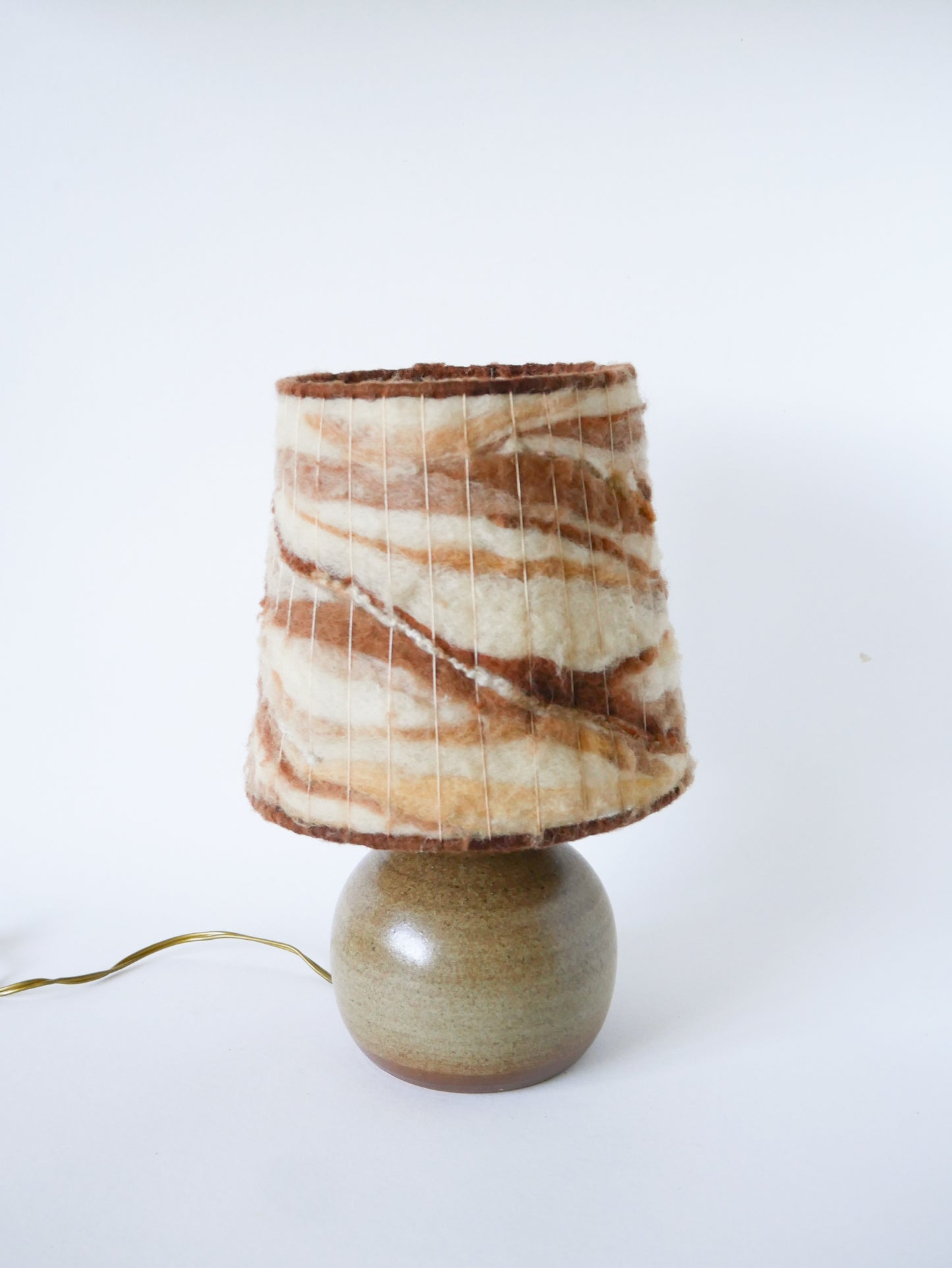 Lampe à poser en grès et abat-jour en laine tissée, 1970
