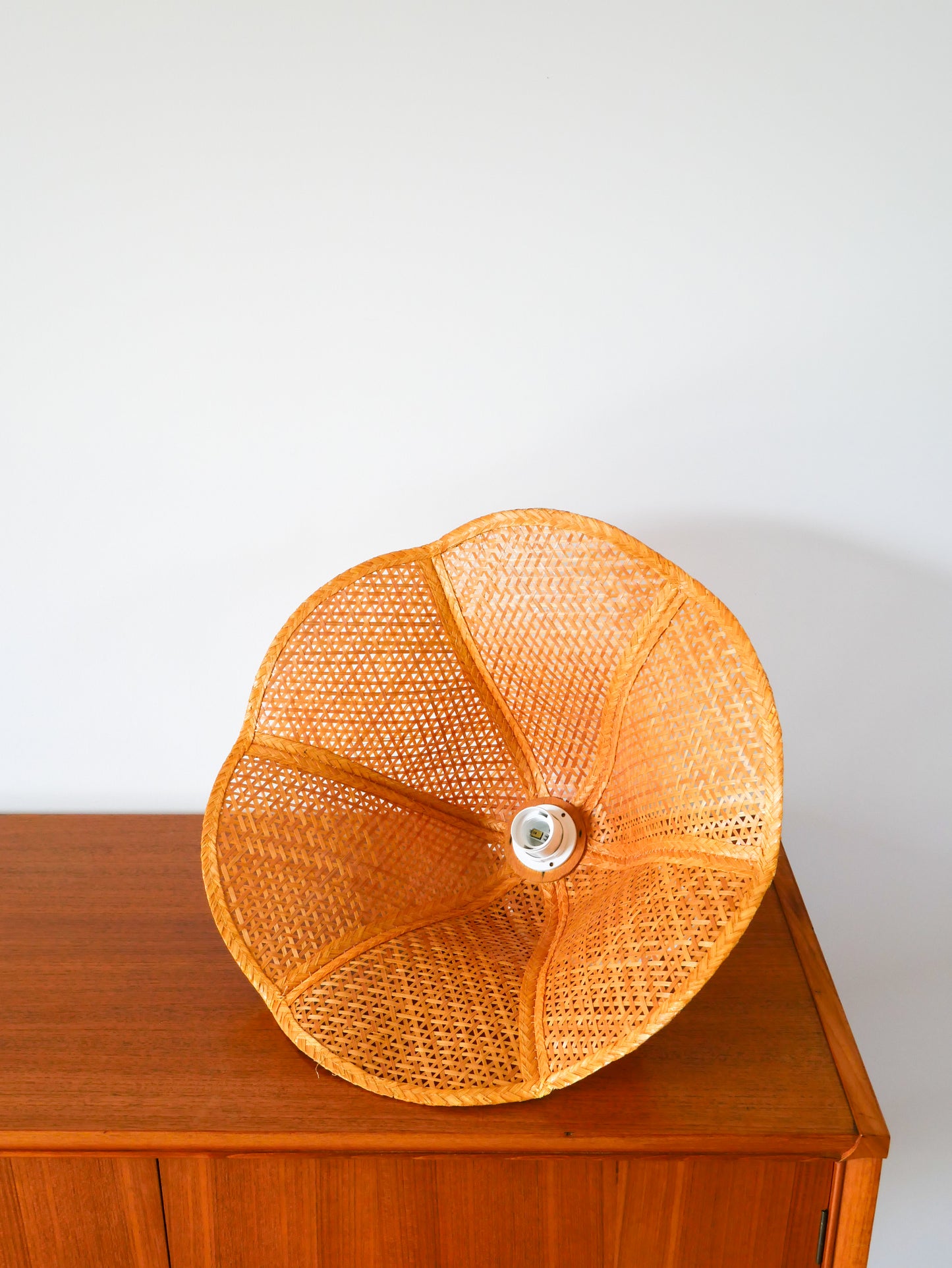 Suspension fleur lotus en rotin et bambou scandinave beige, 1970