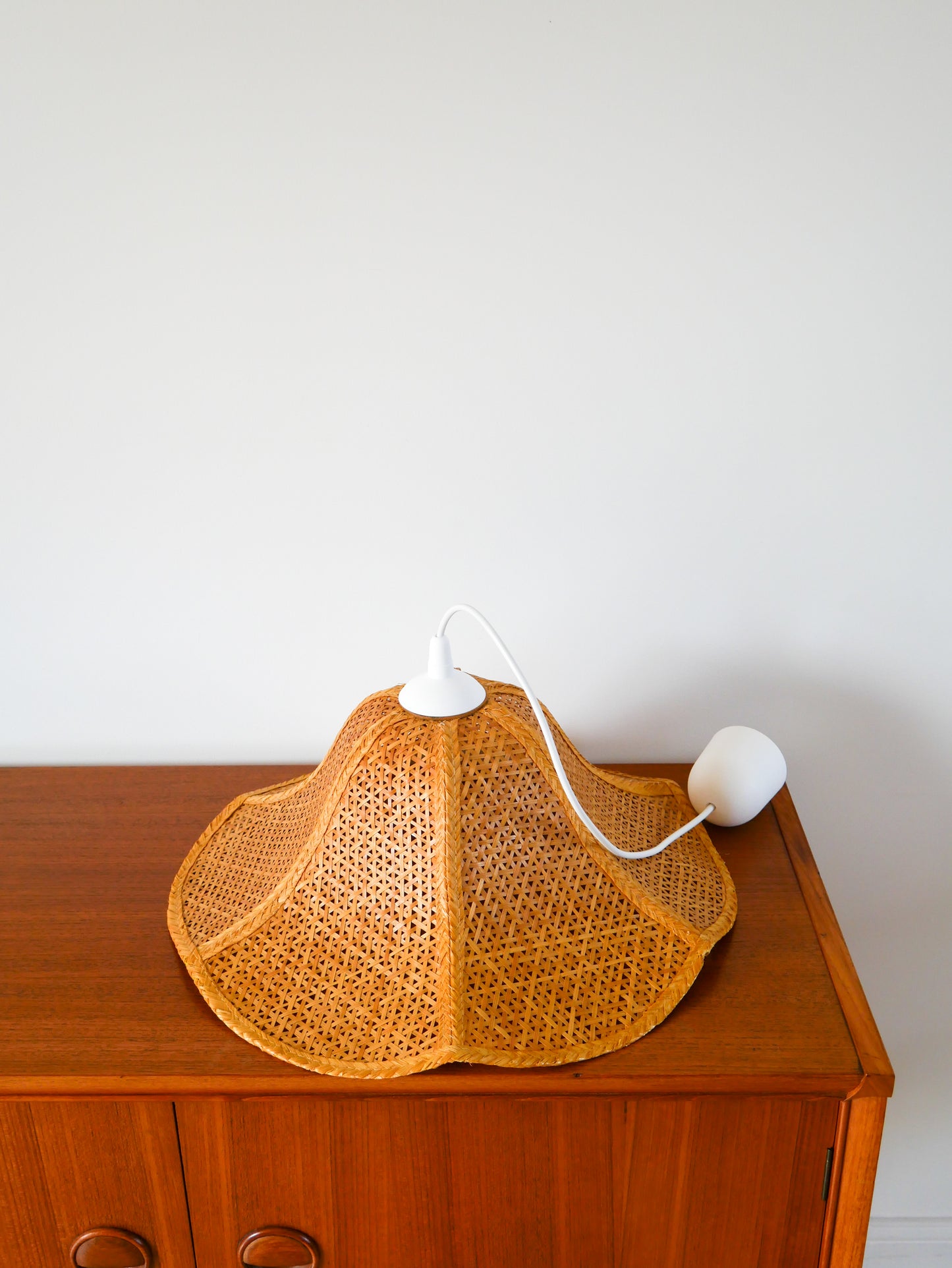 Suspension fleur lotus en rotin et bambou scandinave beige, 1970