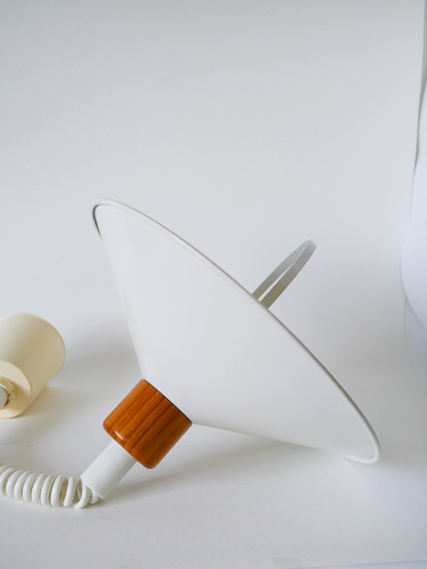 Suspension en métal et pin, Design, 1980