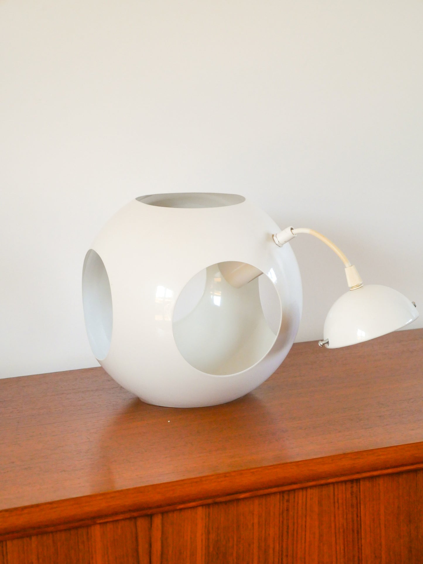Petite suspension Design Eye ball en métal blanc, fil court, Space Age, UFO, 1970 - 22 cm