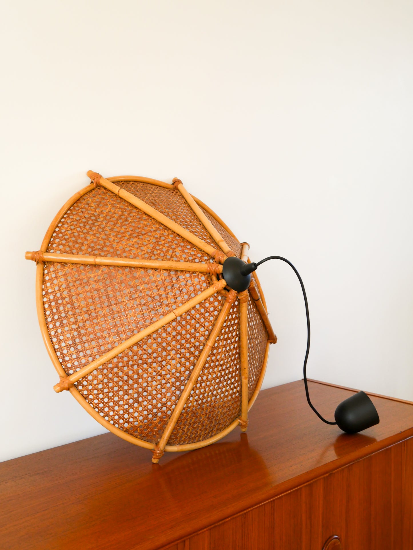 Grande suspension en rotin et cannage, forme Lotus, 1960