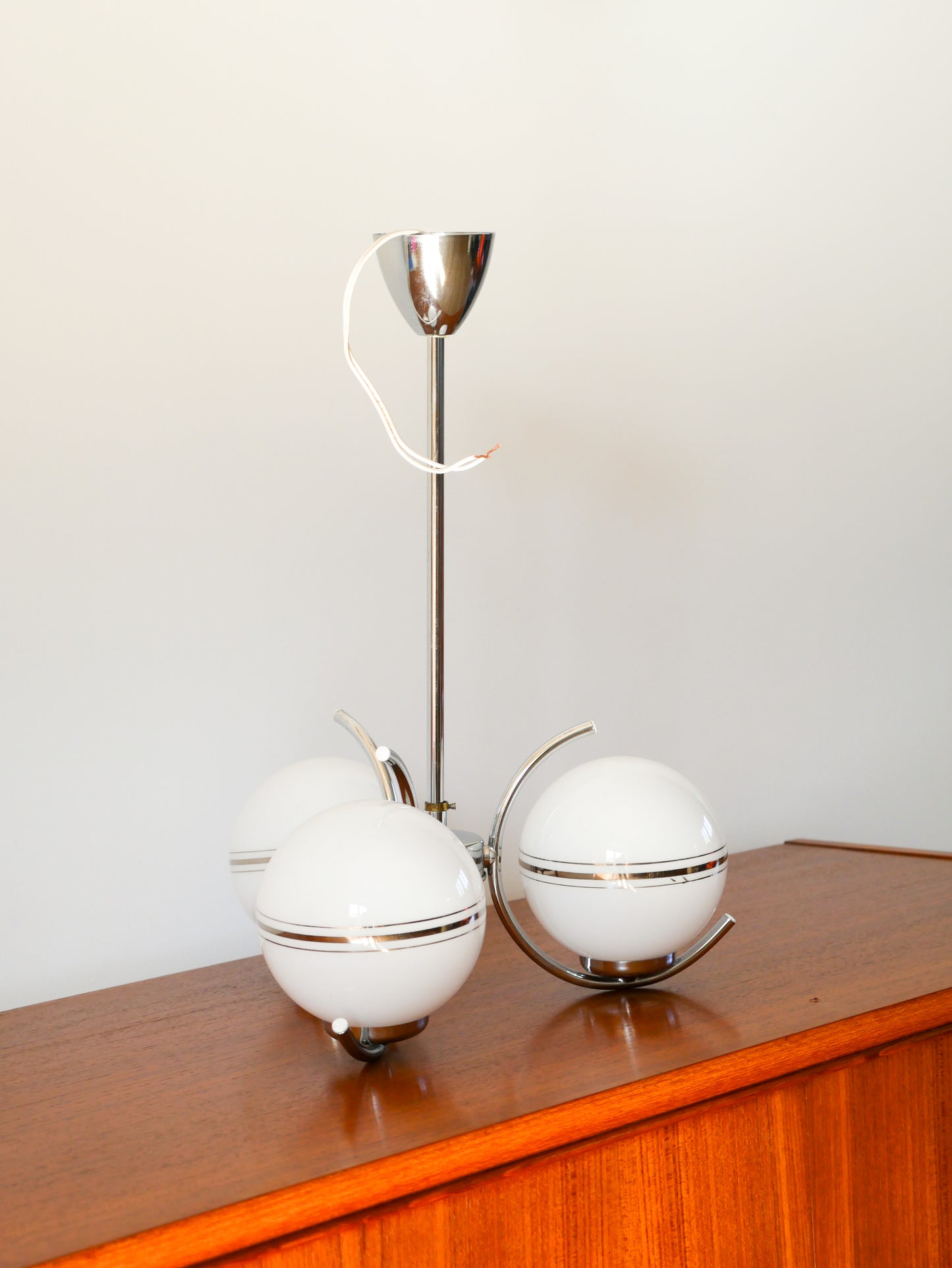 Suspension 3 feux en opaline et chrome, Art Déco, 1940