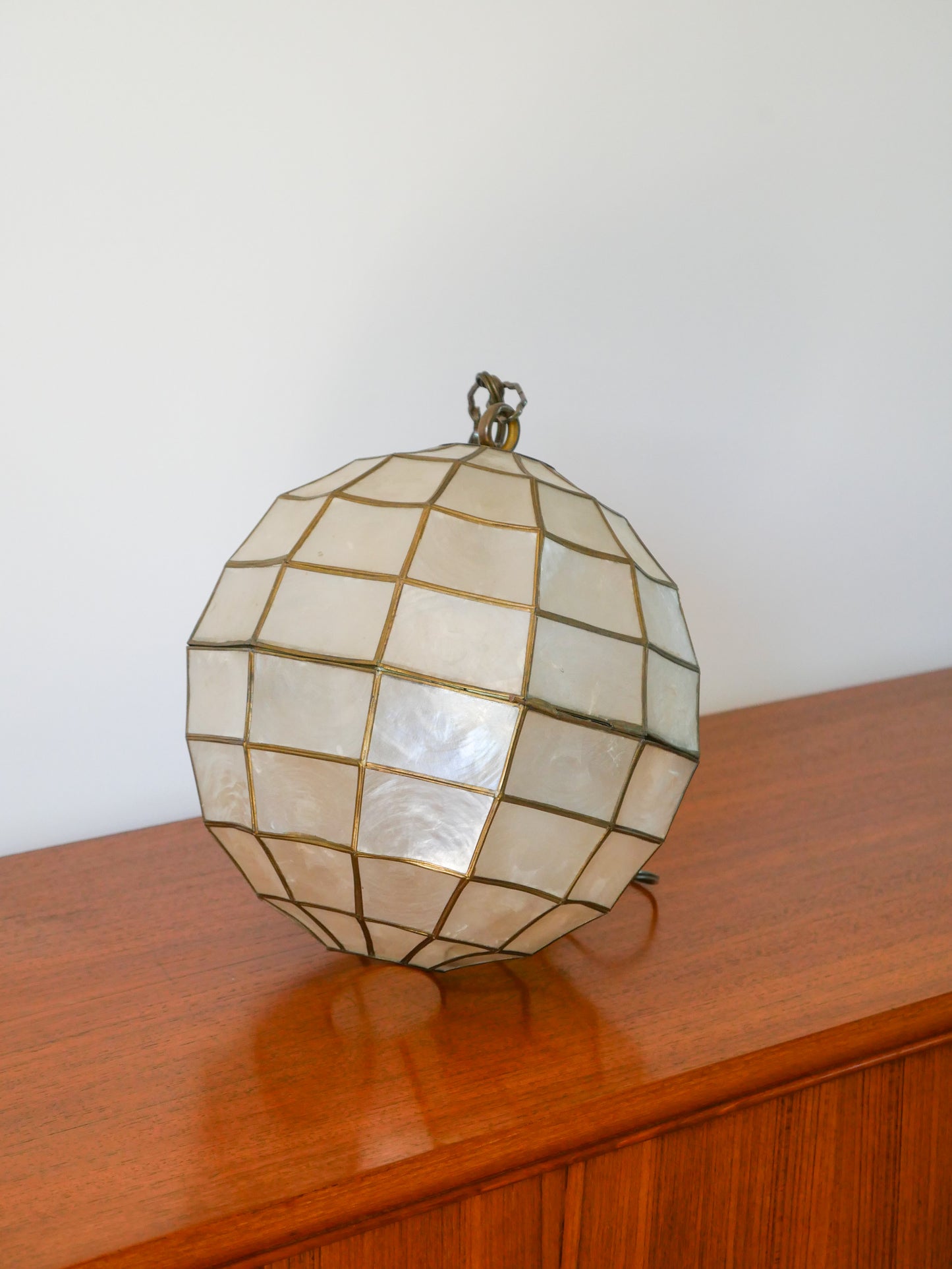 Suspension boule en nacre, 1960