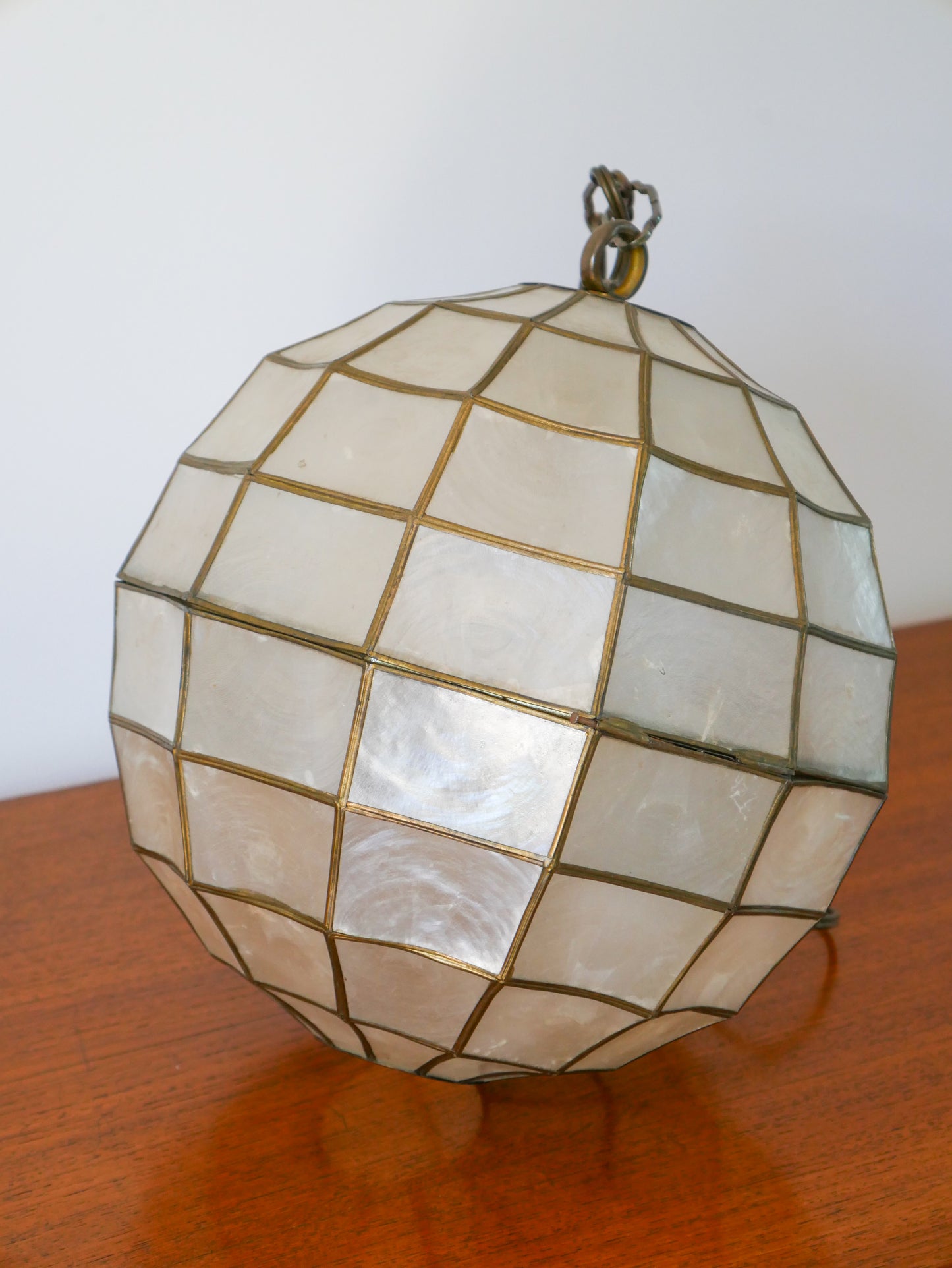 Suspension boule en nacre, 1960