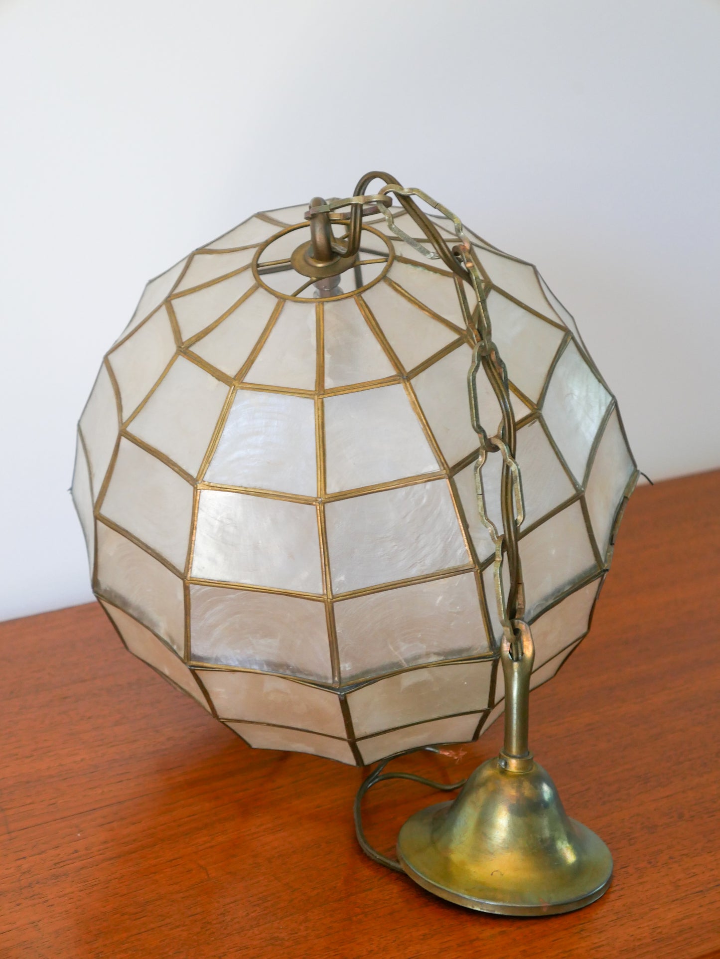 Suspension boule en nacre, 1960