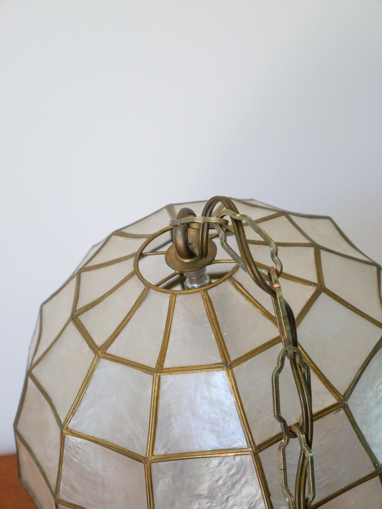 Suspension boule en nacre, 1960