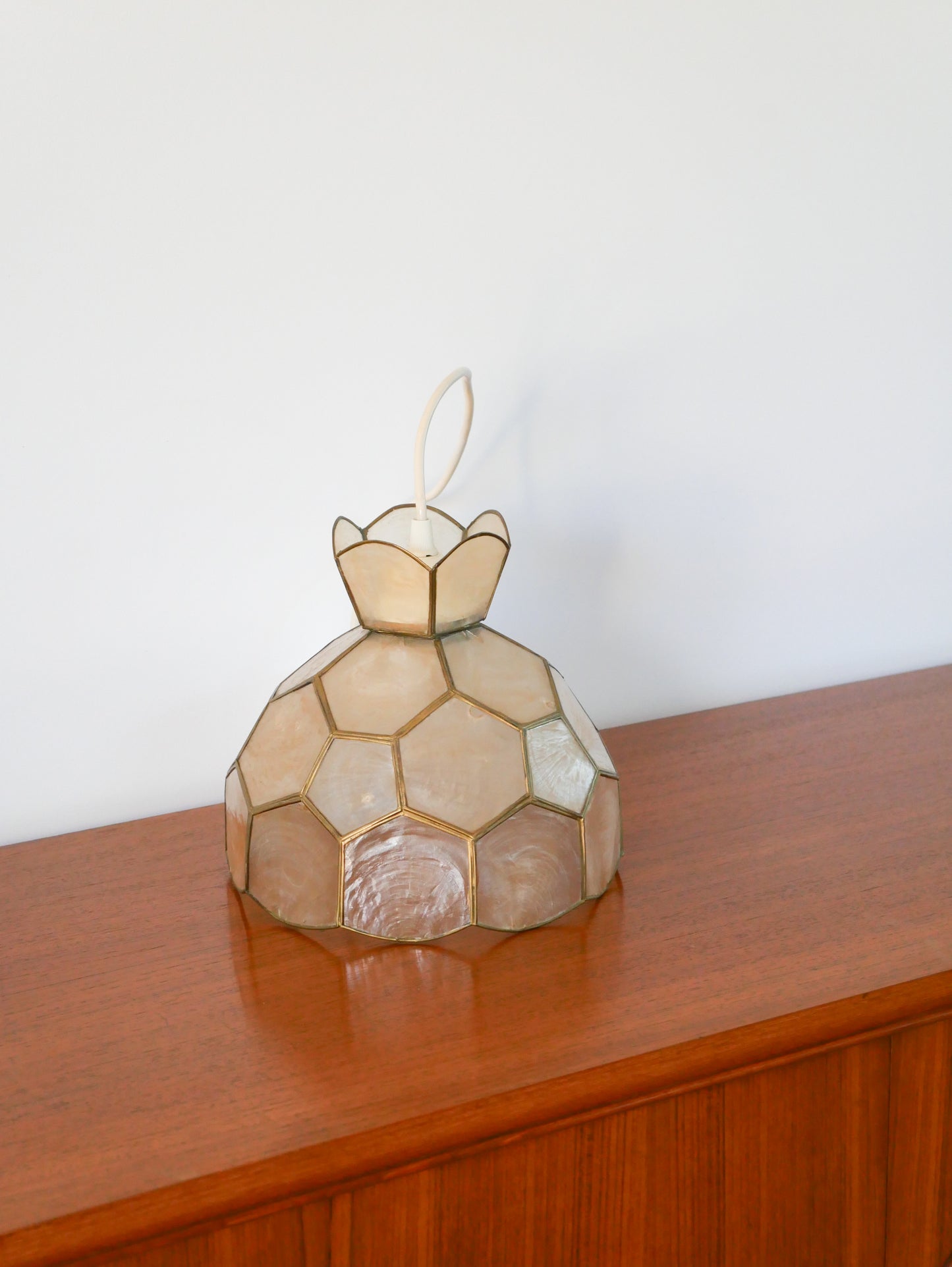 Petite suspension en nacre, 1960 - 22 cm
