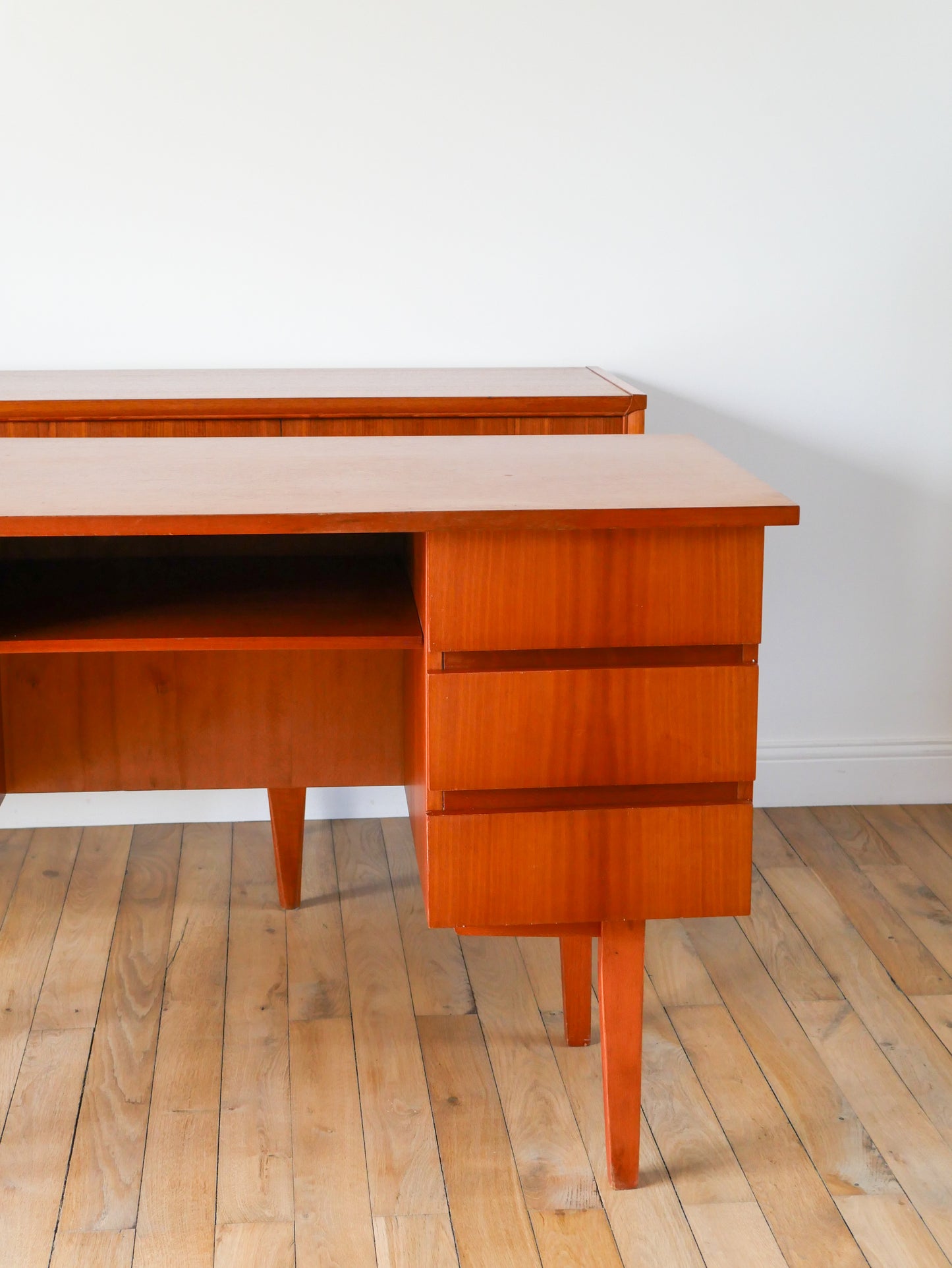 Bureau scandinave en placage teck, Design, 1950