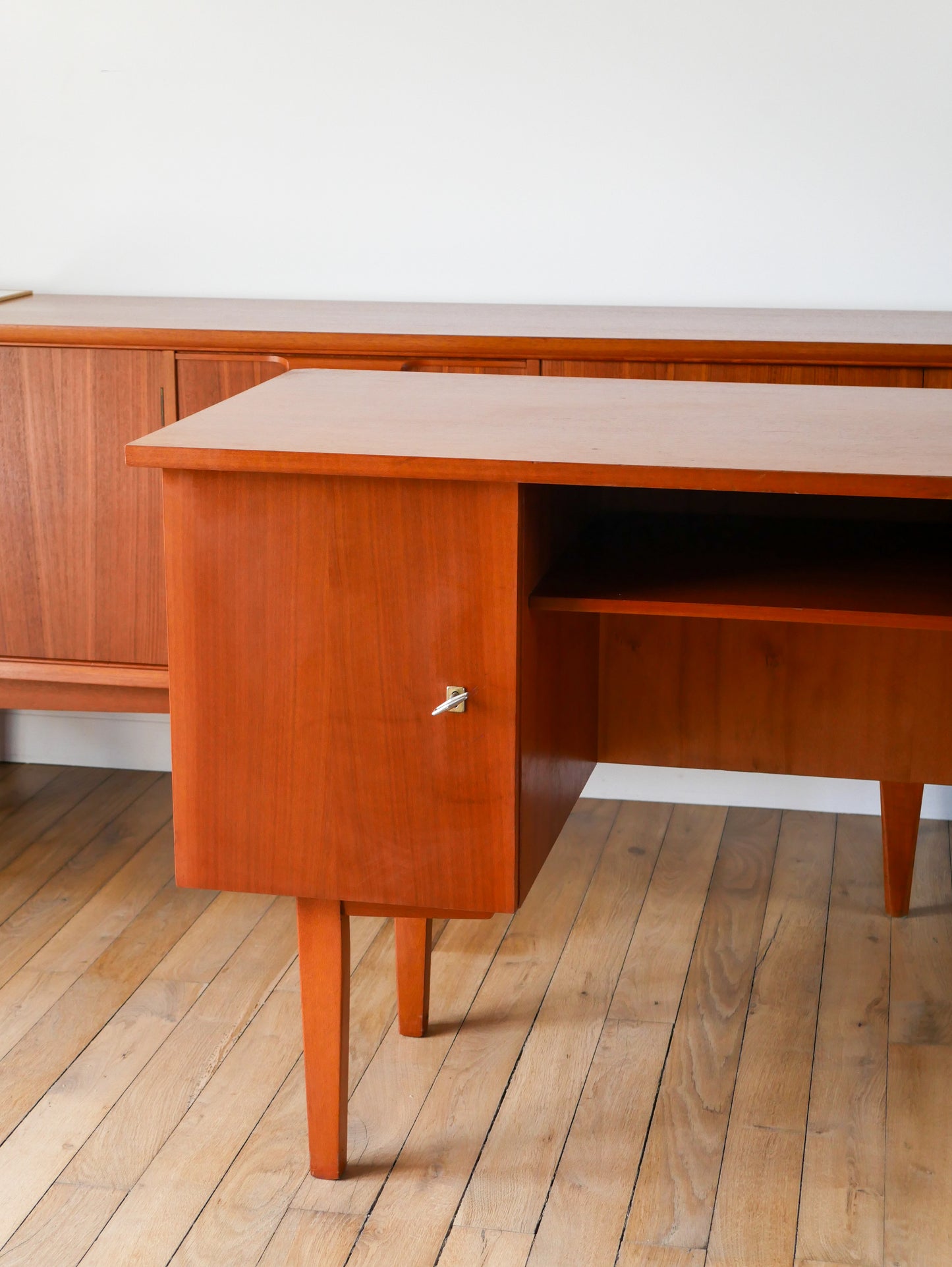 Bureau scandinave en placage teck, Design, 1950