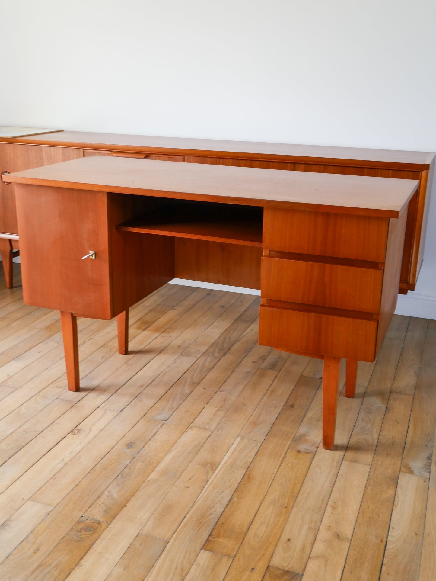 Bureau scandinave en placage teck, Design, 1950
