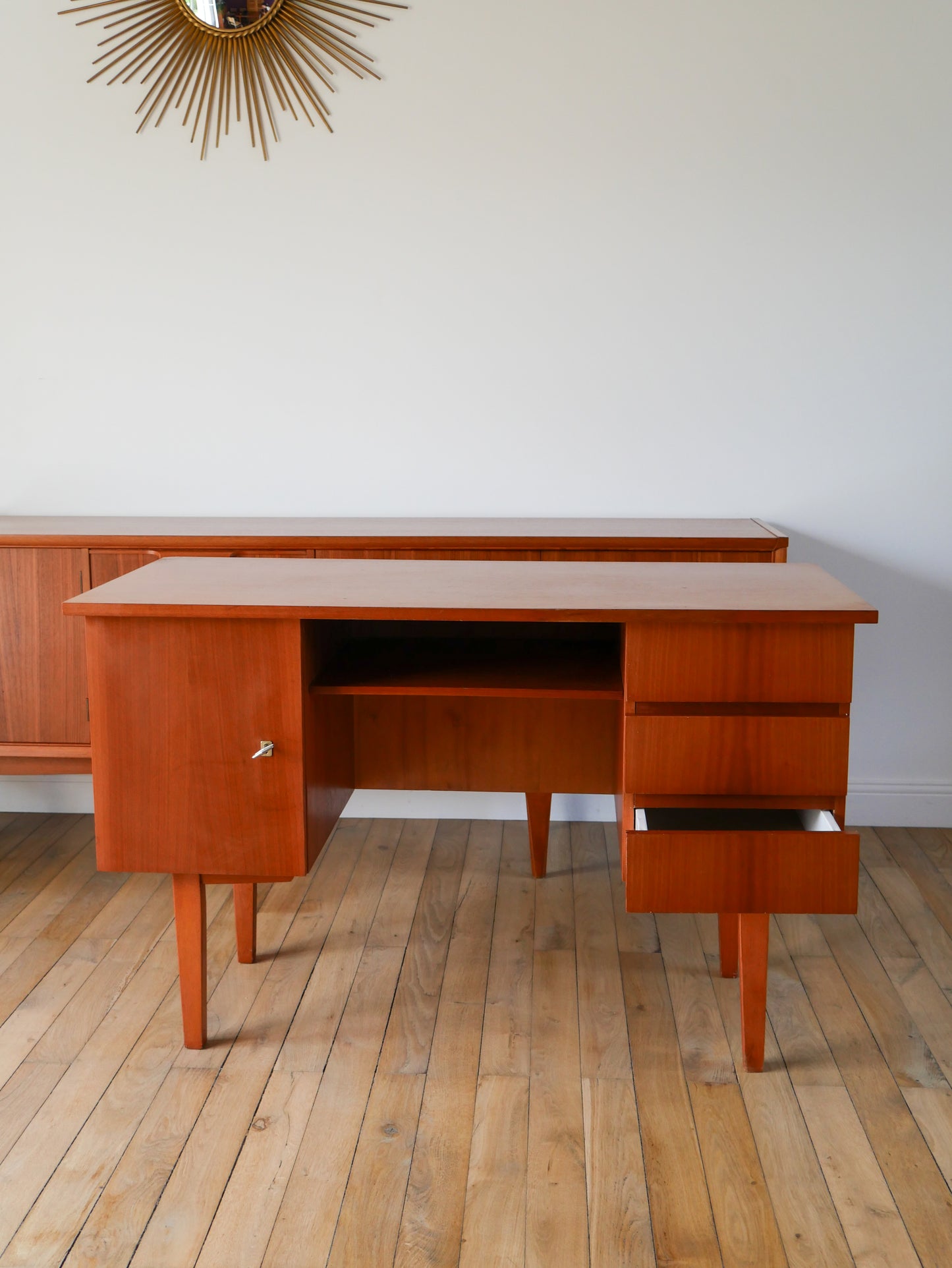 Bureau scandinave en placage teck, Design, 1950