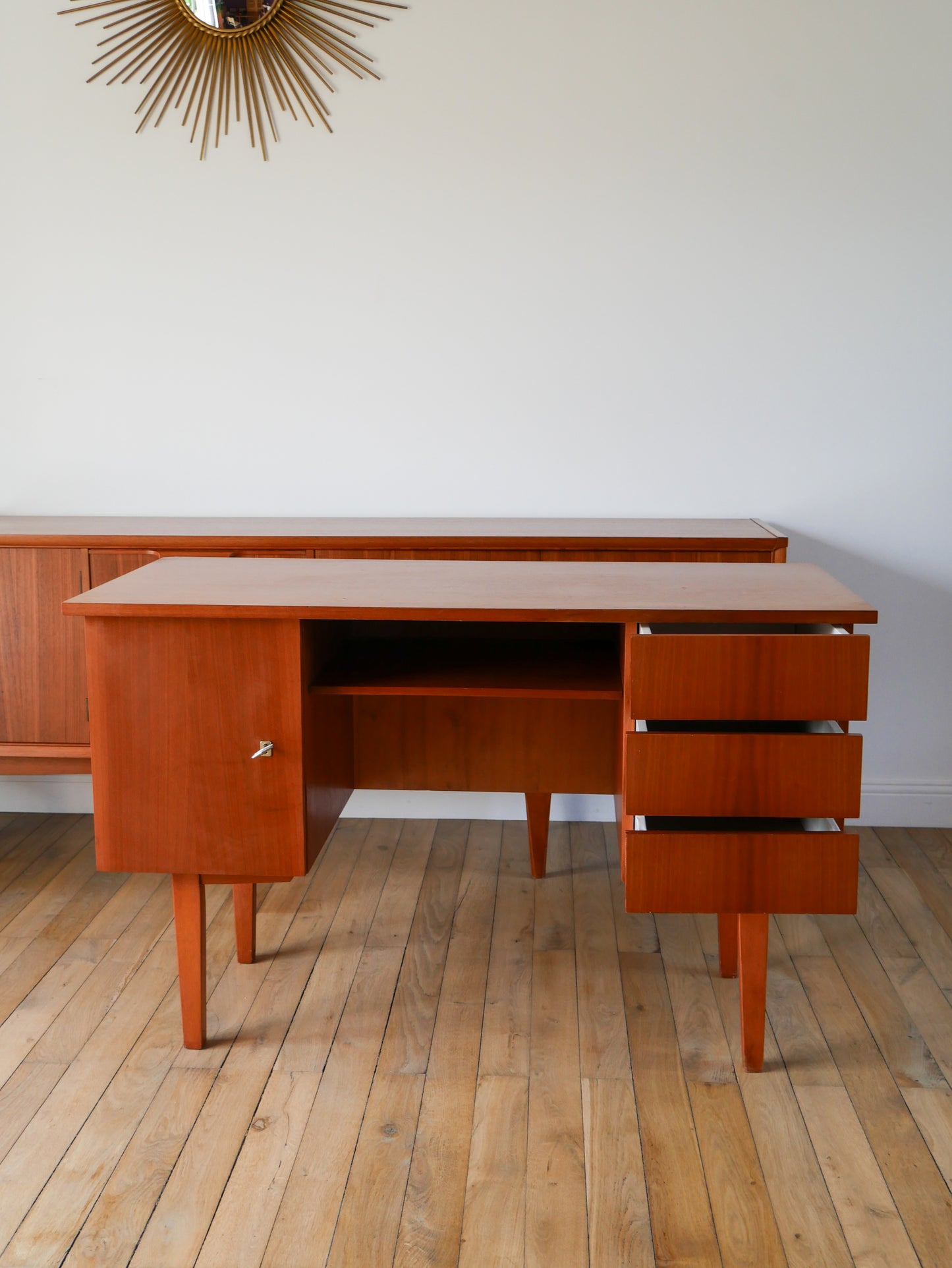 Bureau scandinave en placage teck, Design, 1950