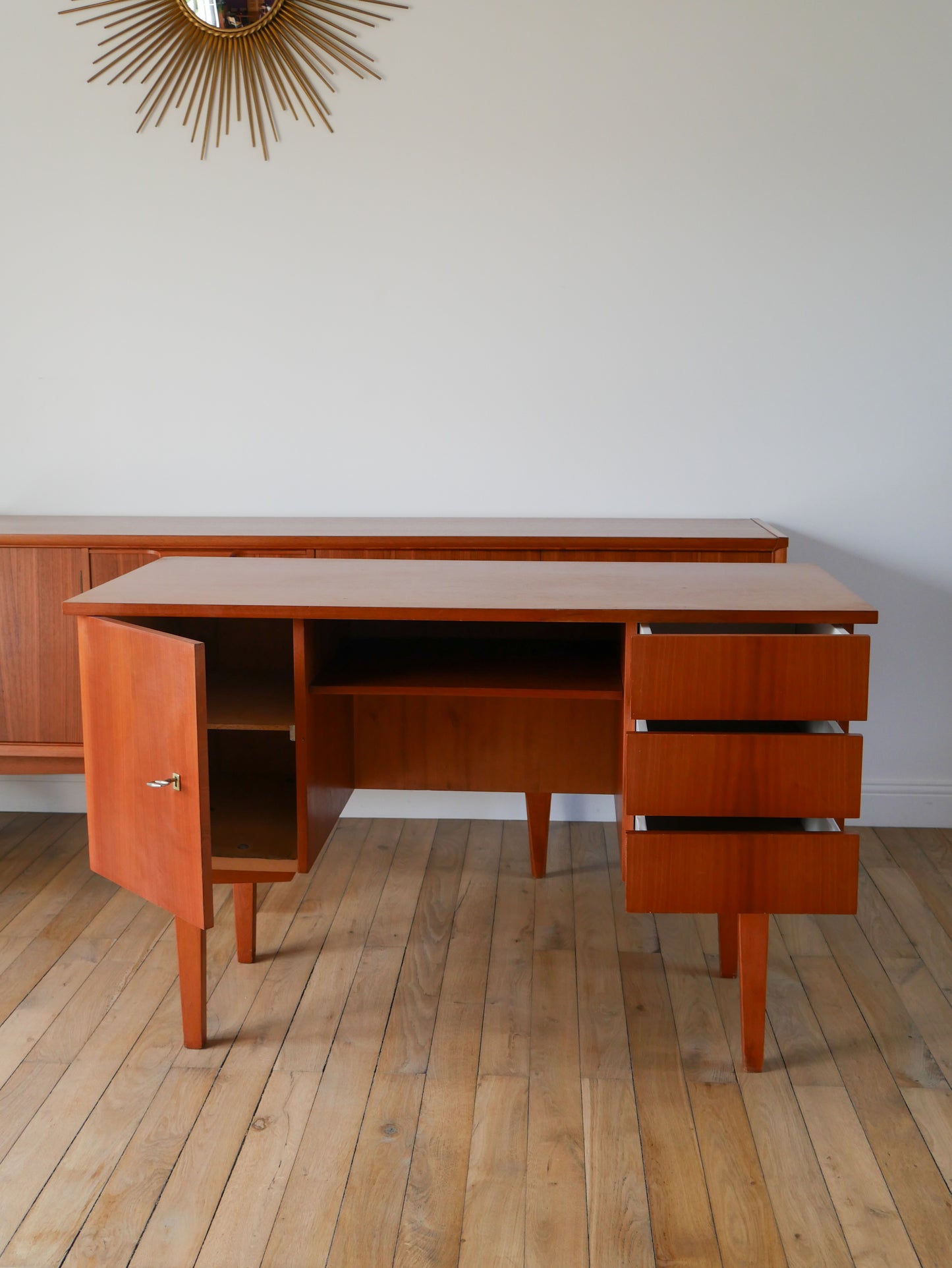 Bureau scandinave en placage teck, Design, 1950
