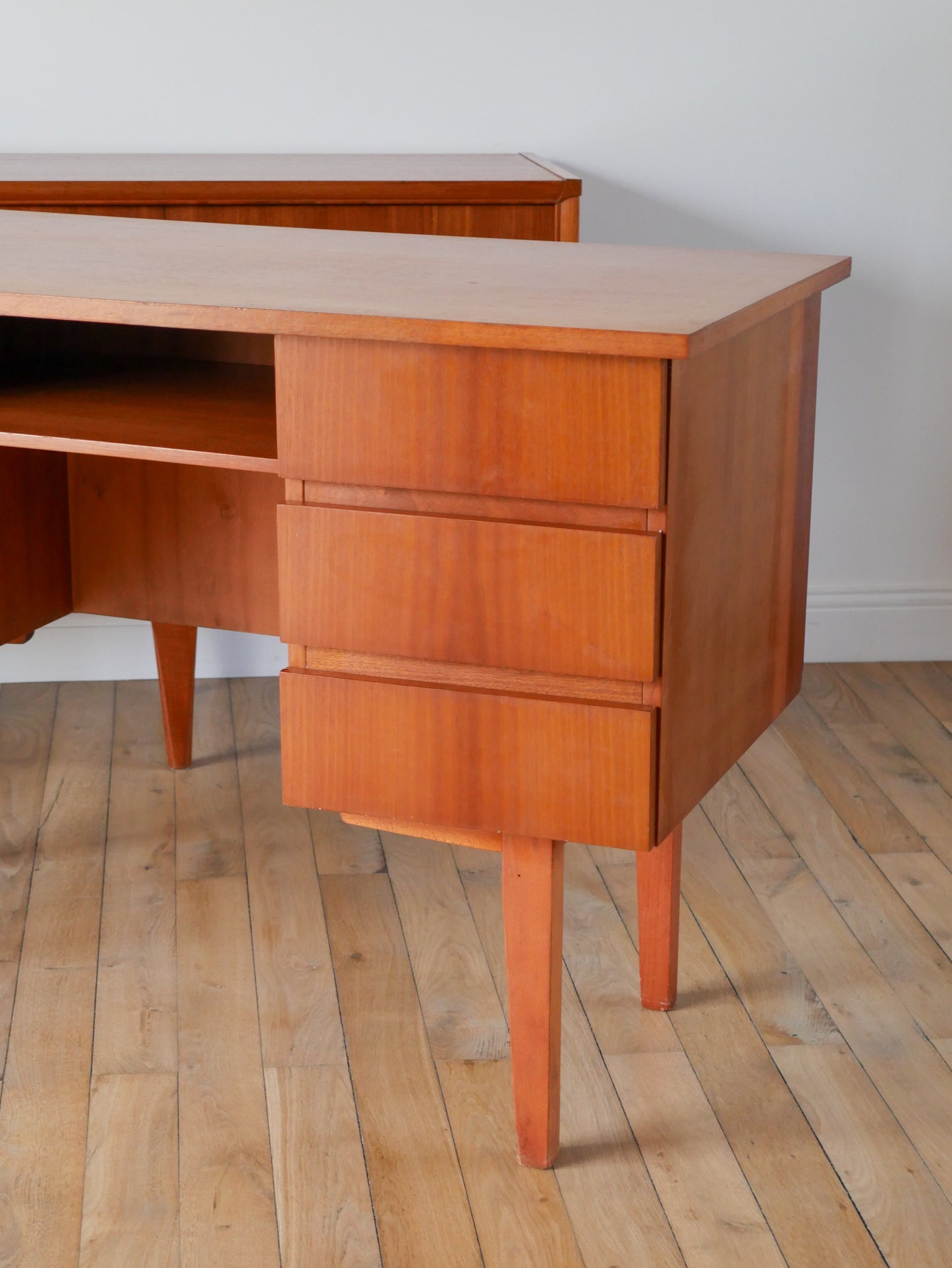 Bureau scandinave en placage teck, Design, 1950