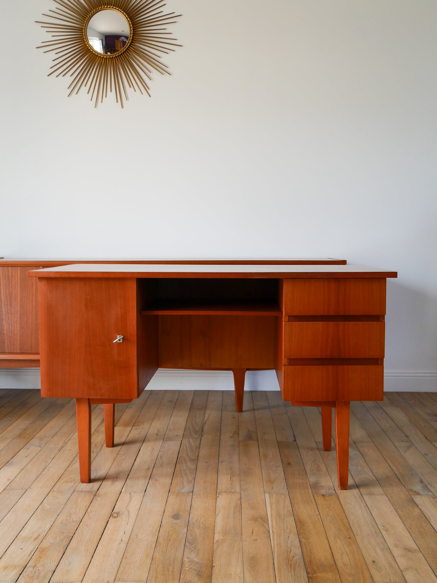 Bureau scandinave en placage teck, Design, 1950