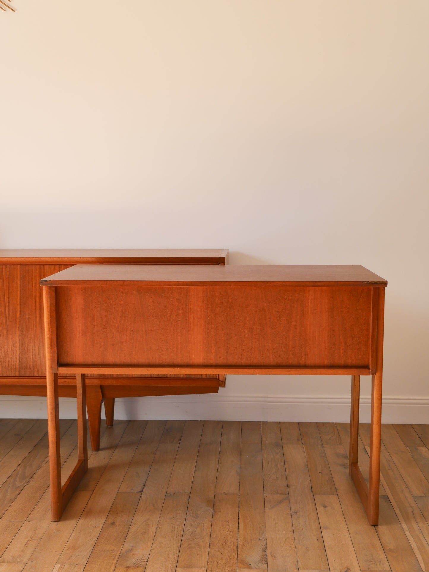 Bureau Scandinave en teck, pieds traineaux, Design, 1960