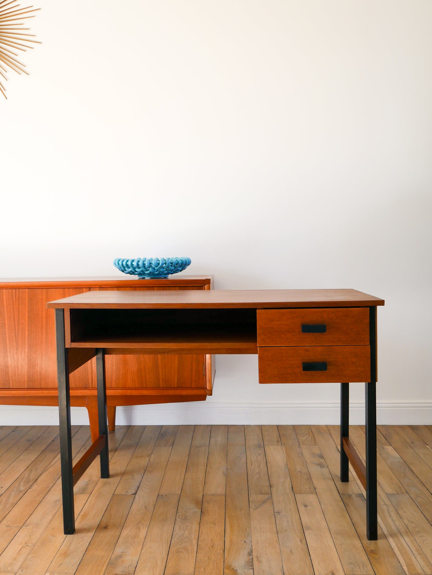 Bureau en placage teck, piètements en fer noir et poignées en bakétite, Scandinave, Design Mid-Century, 1950