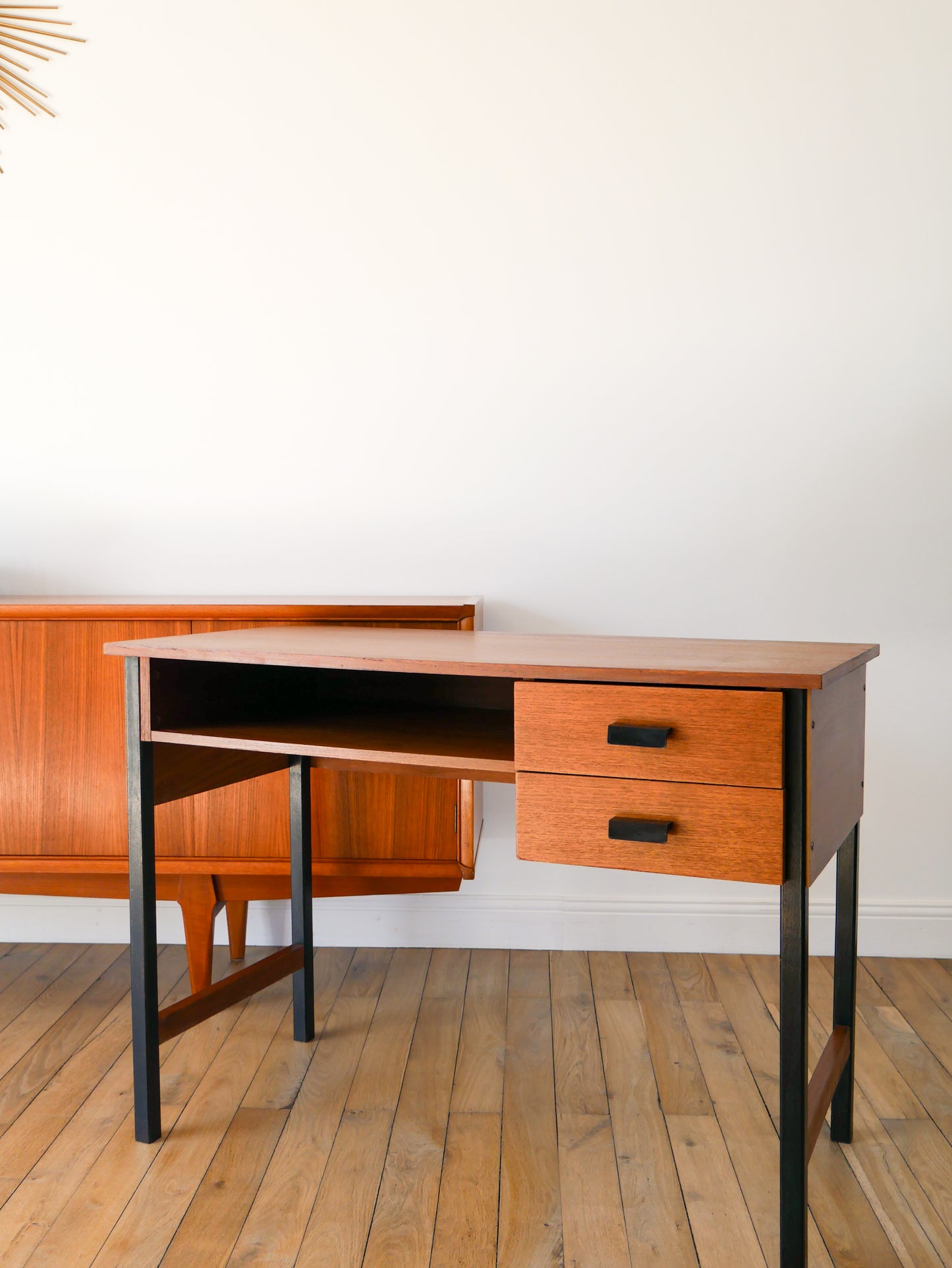 Bureau en placage teck, piètements en fer noir et poignées en bakétite, Scandinave, Design Mid-Century, 1950