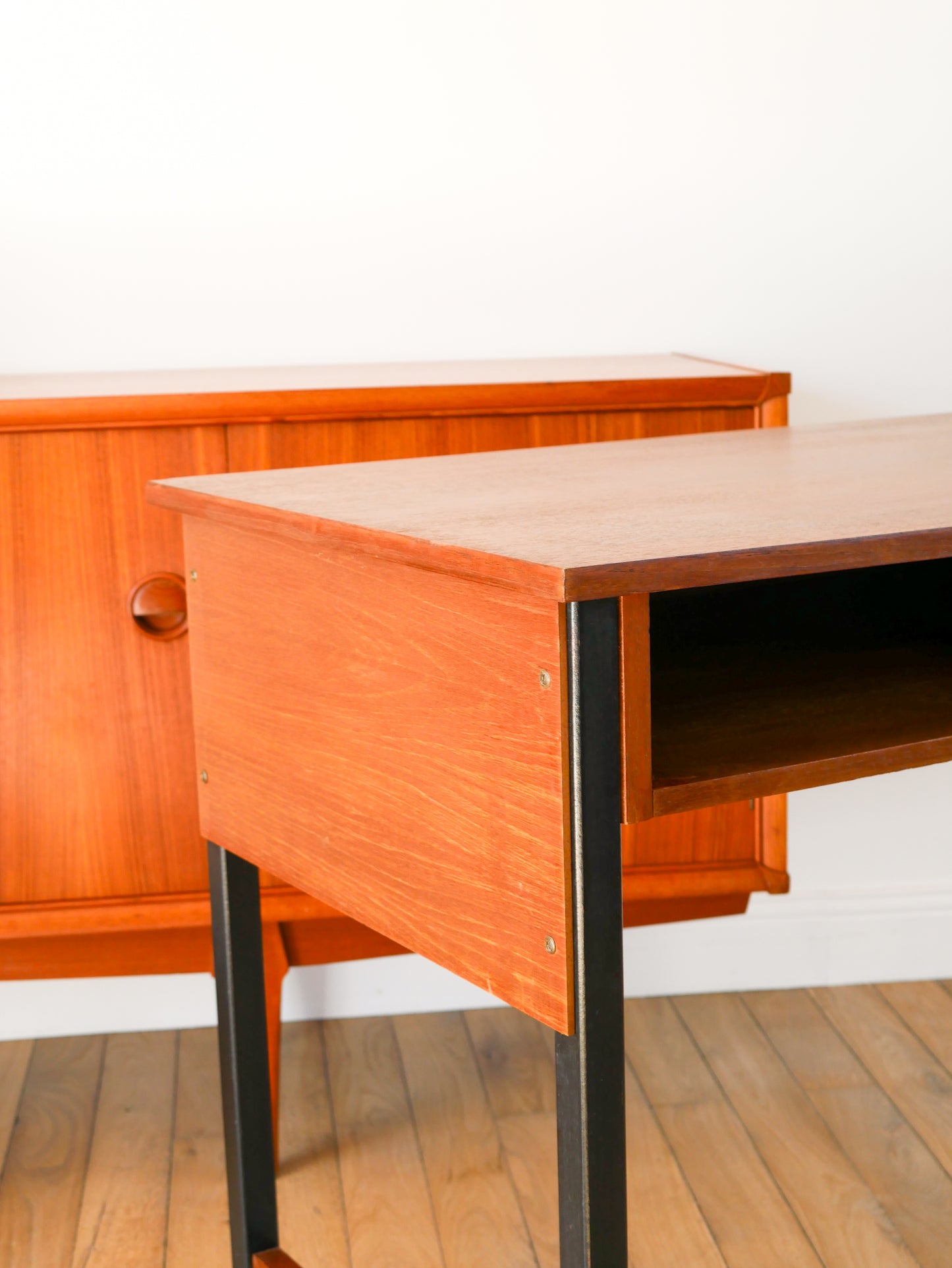 Bureau en placage teck, piètements en fer noir et poignées en bakétite, Scandinave, Design Mid-Century, 1950