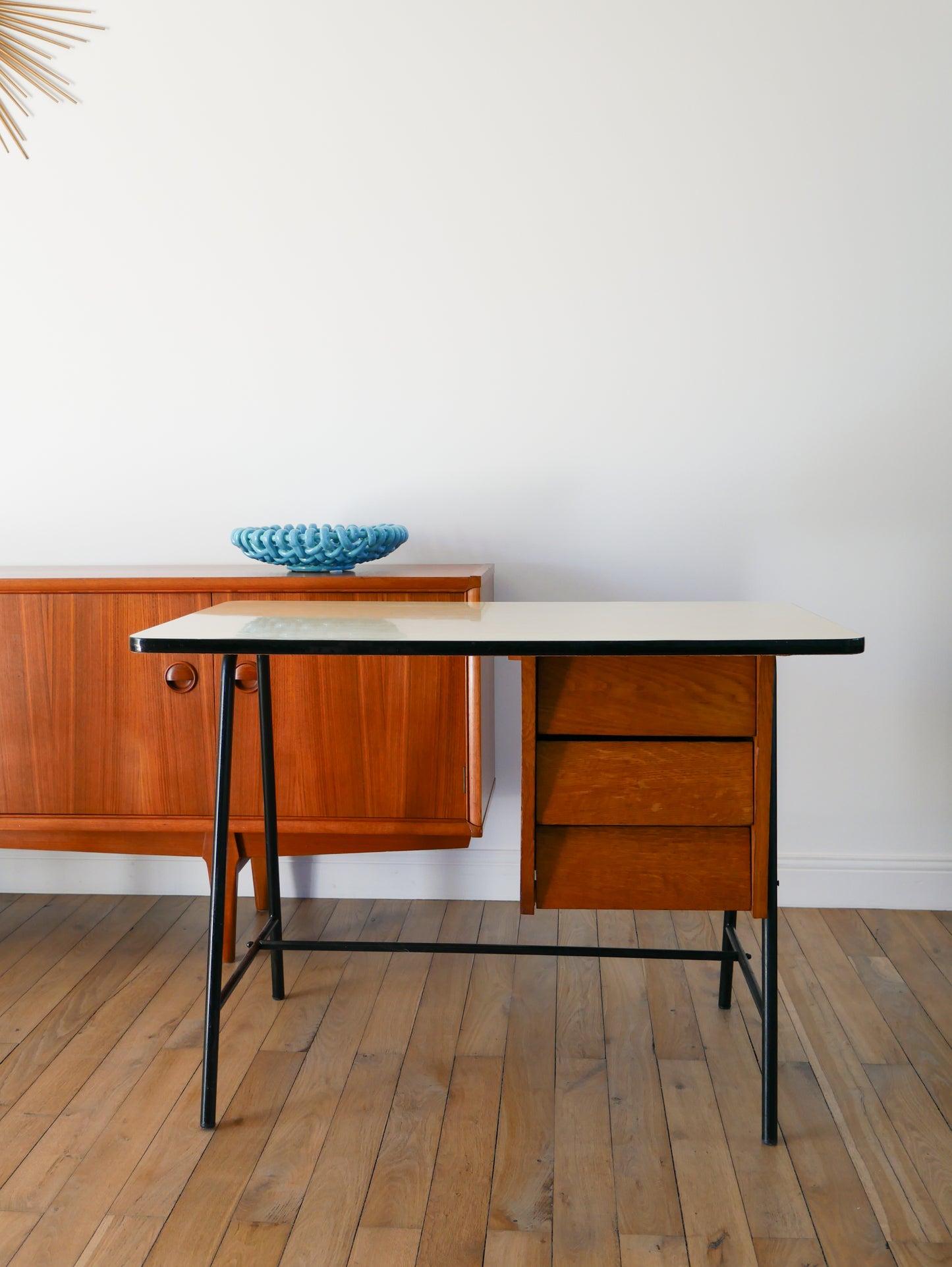 Bureau en bois de hêtre, pieds en fer noir et plateau en formica Beige, 1960