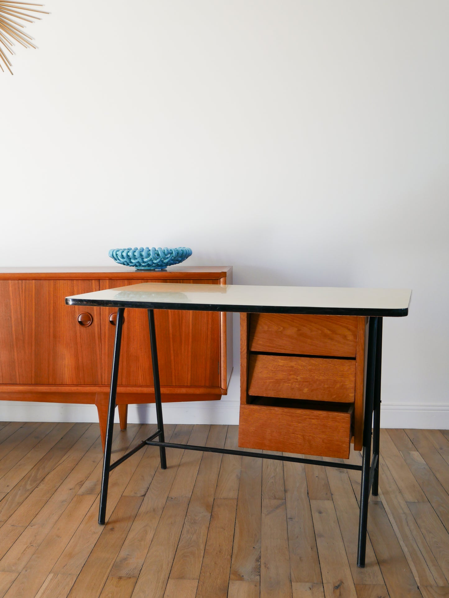 Bureau en bois de hêtre, pieds en fer noir et plateau en formica Beige, 1960