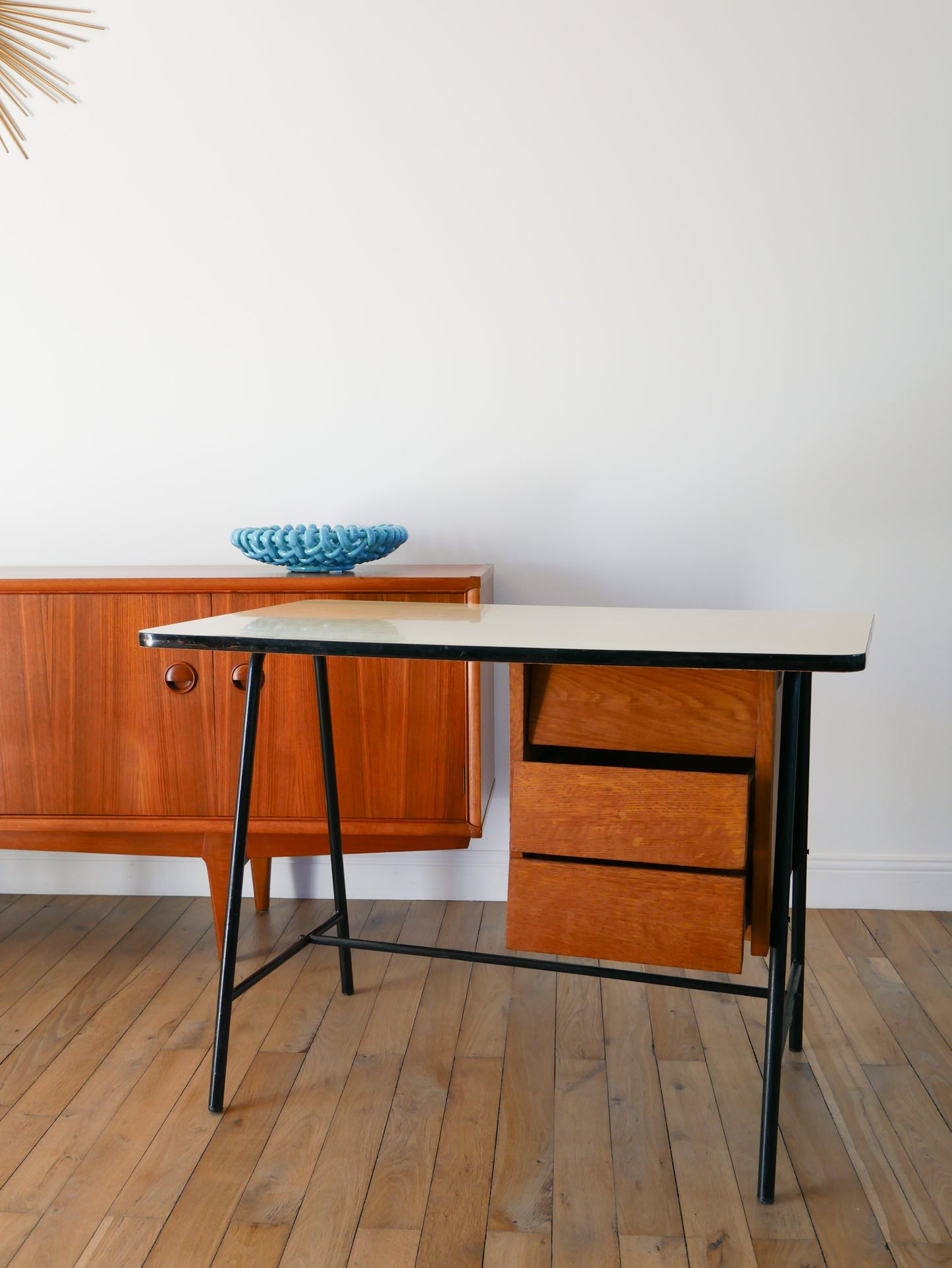 Bureau en bois de hêtre, pieds en fer noir et plateau en formica Beige, 1960