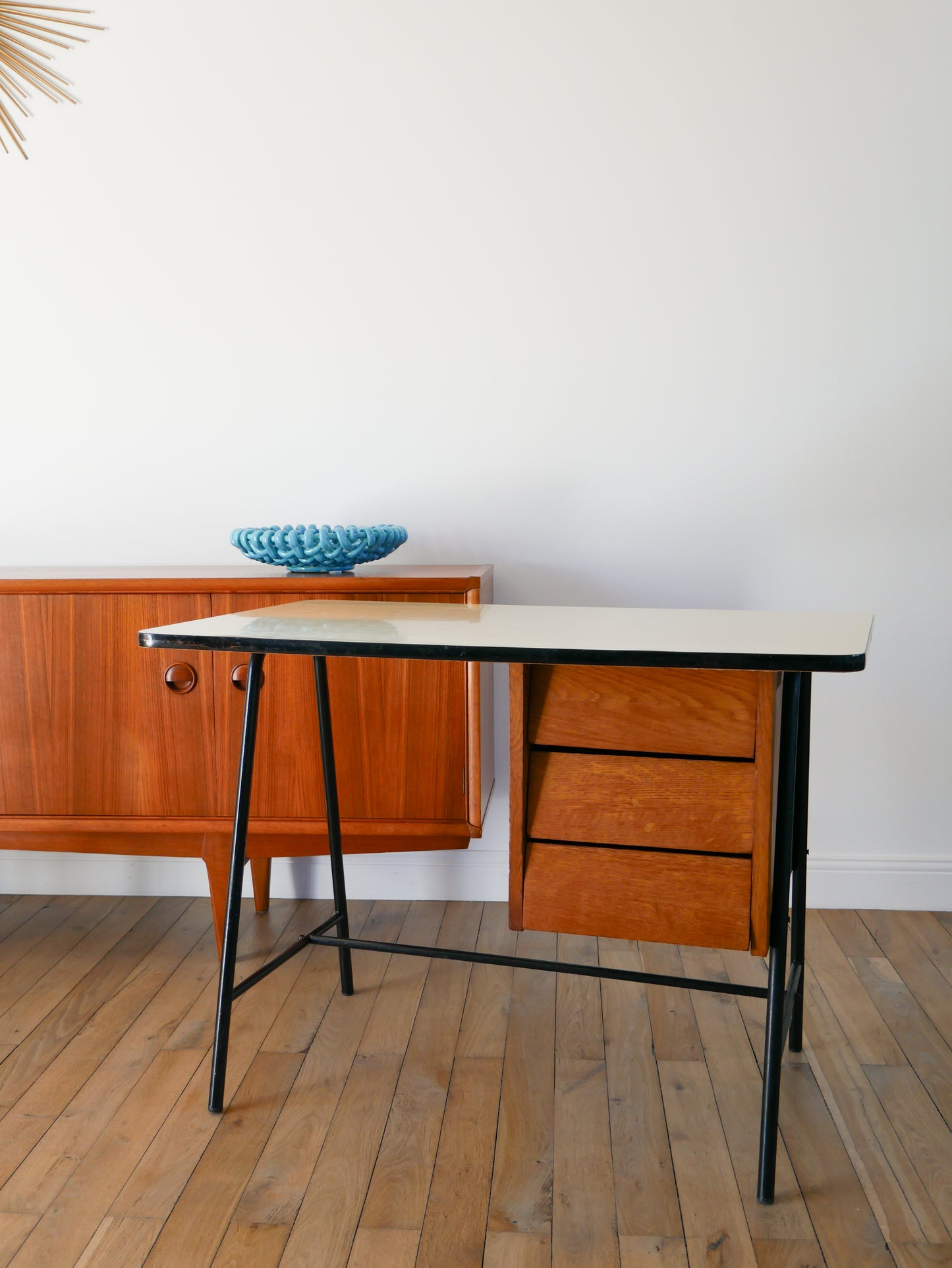 Bureau en bois de hêtre, pieds en fer noir et plateau en formica Beige, 1960