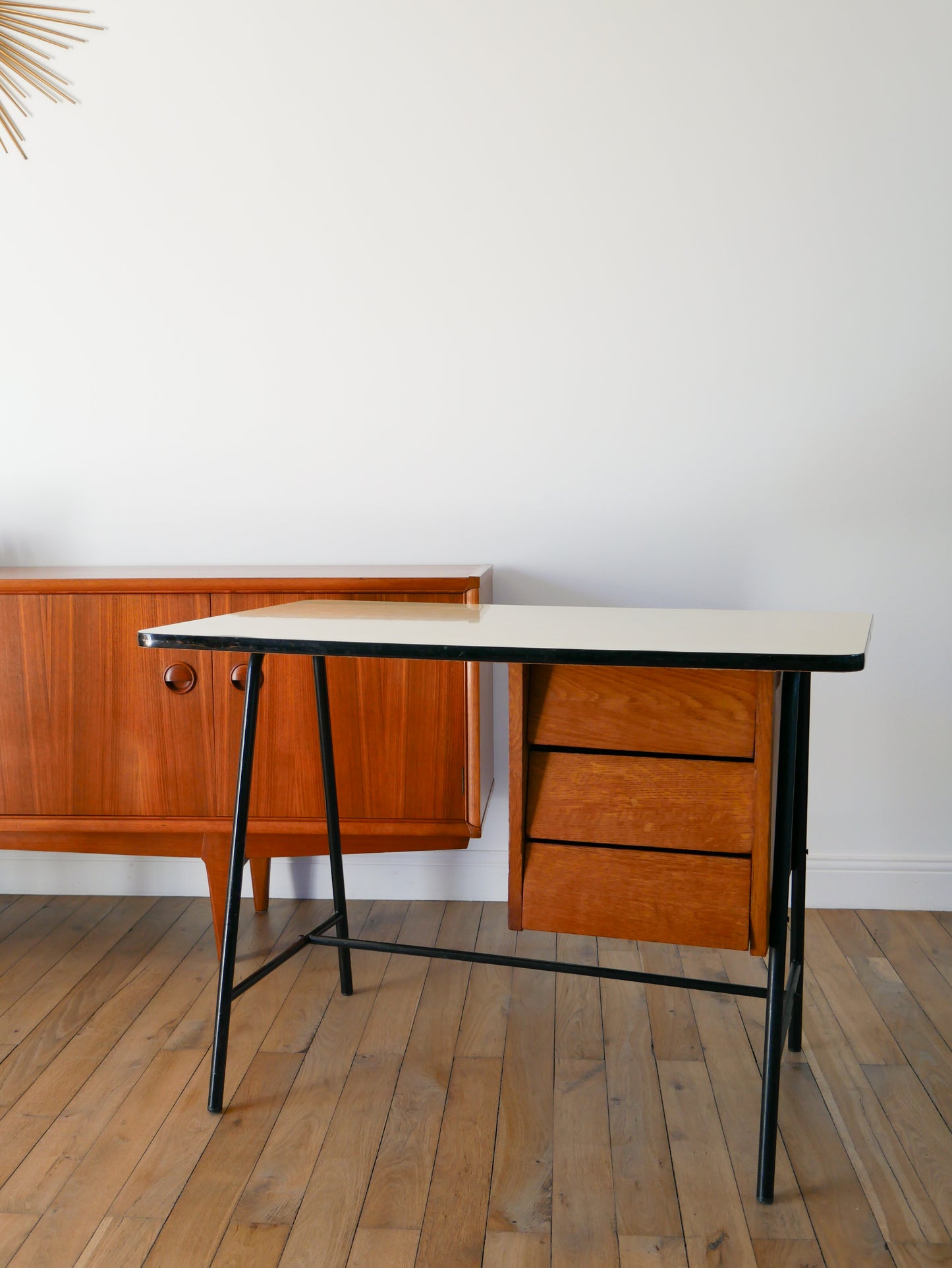 Bureau en bois de hêtre, pieds en fer noir et plateau en formica Beige, 1960