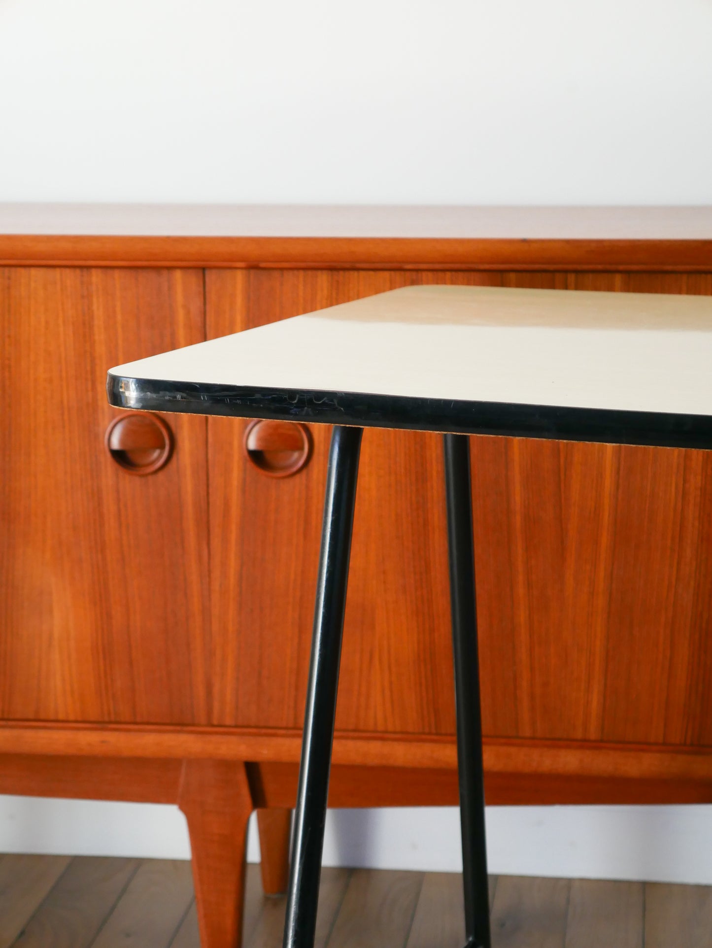 Bureau en bois de hêtre, pieds en fer noir et plateau en formica Beige, 1960