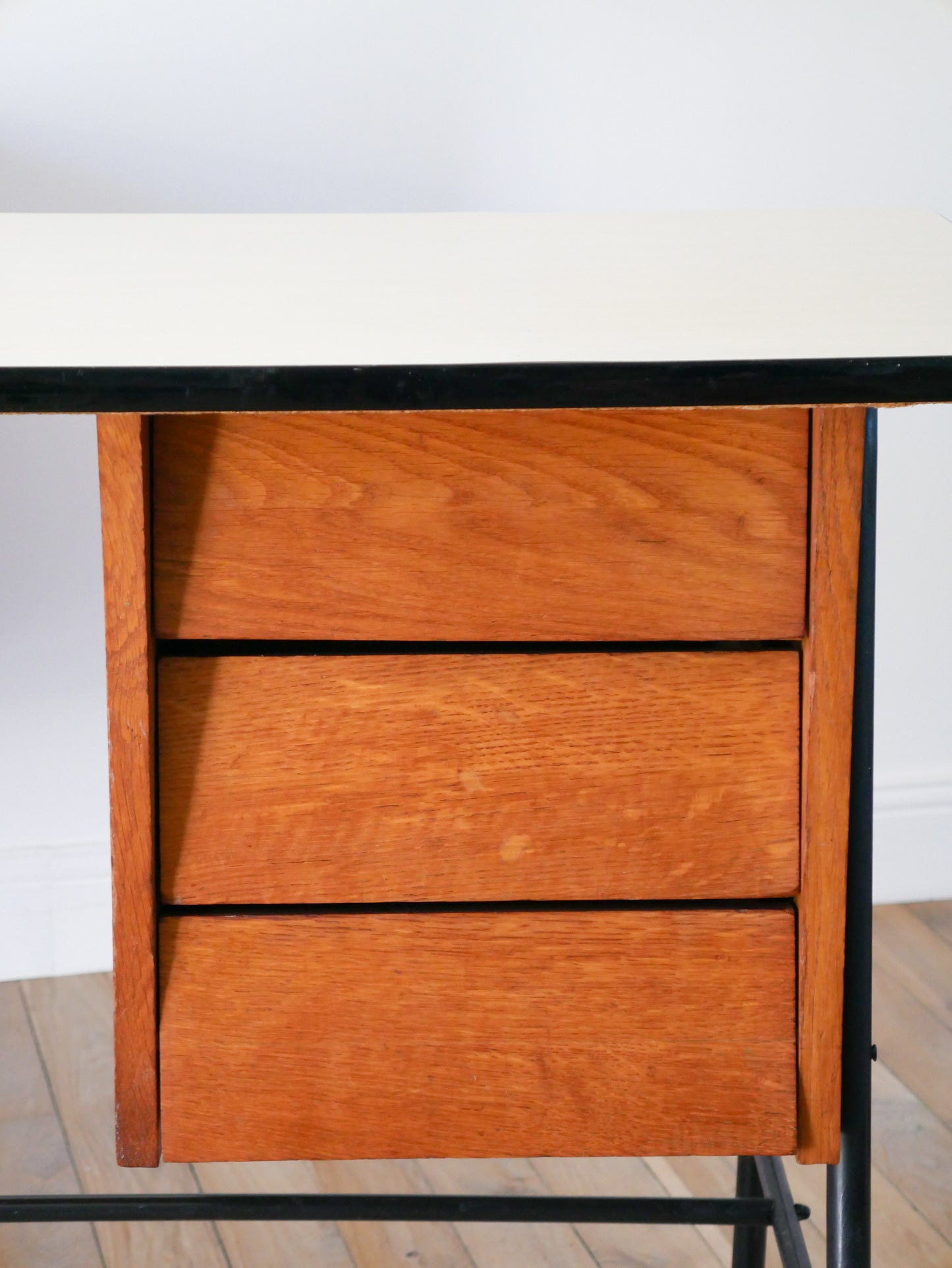 Bureau en bois de hêtre, pieds en fer noir et plateau en formica Beige, 1960
