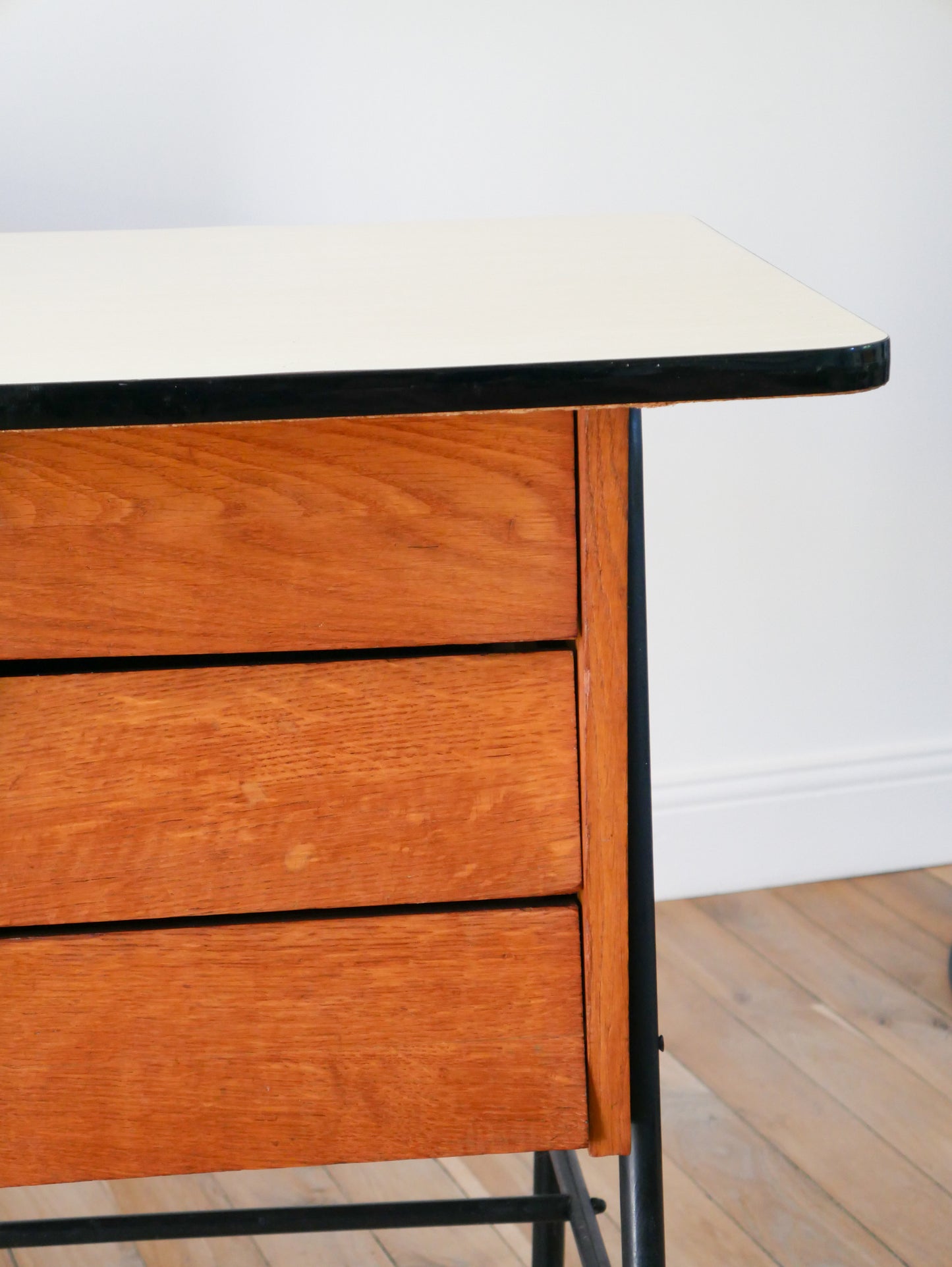 Bureau en bois de hêtre, pieds en fer noir et plateau en formica Beige, 1960