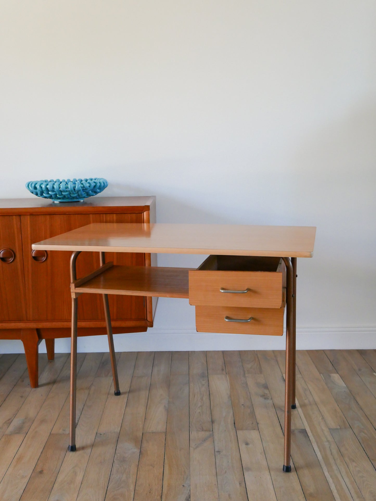 Bureau pour enfants, en bois de hêtre, formica et fer Marron, 1960
