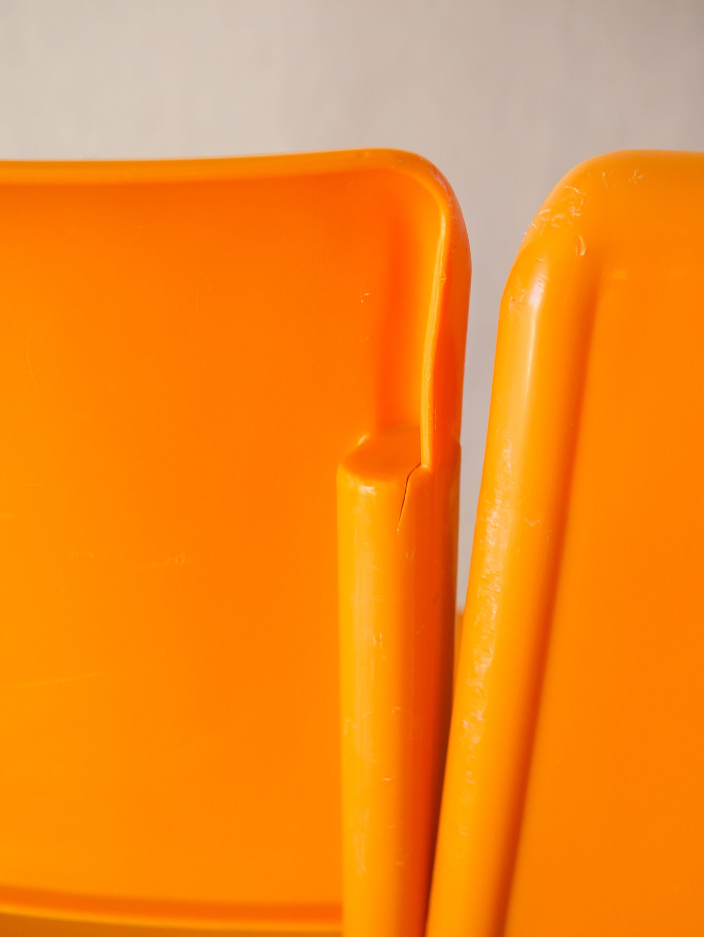 Paire de chaises plastique jaune et pieds chromes mobilier international signé lafargue 1970