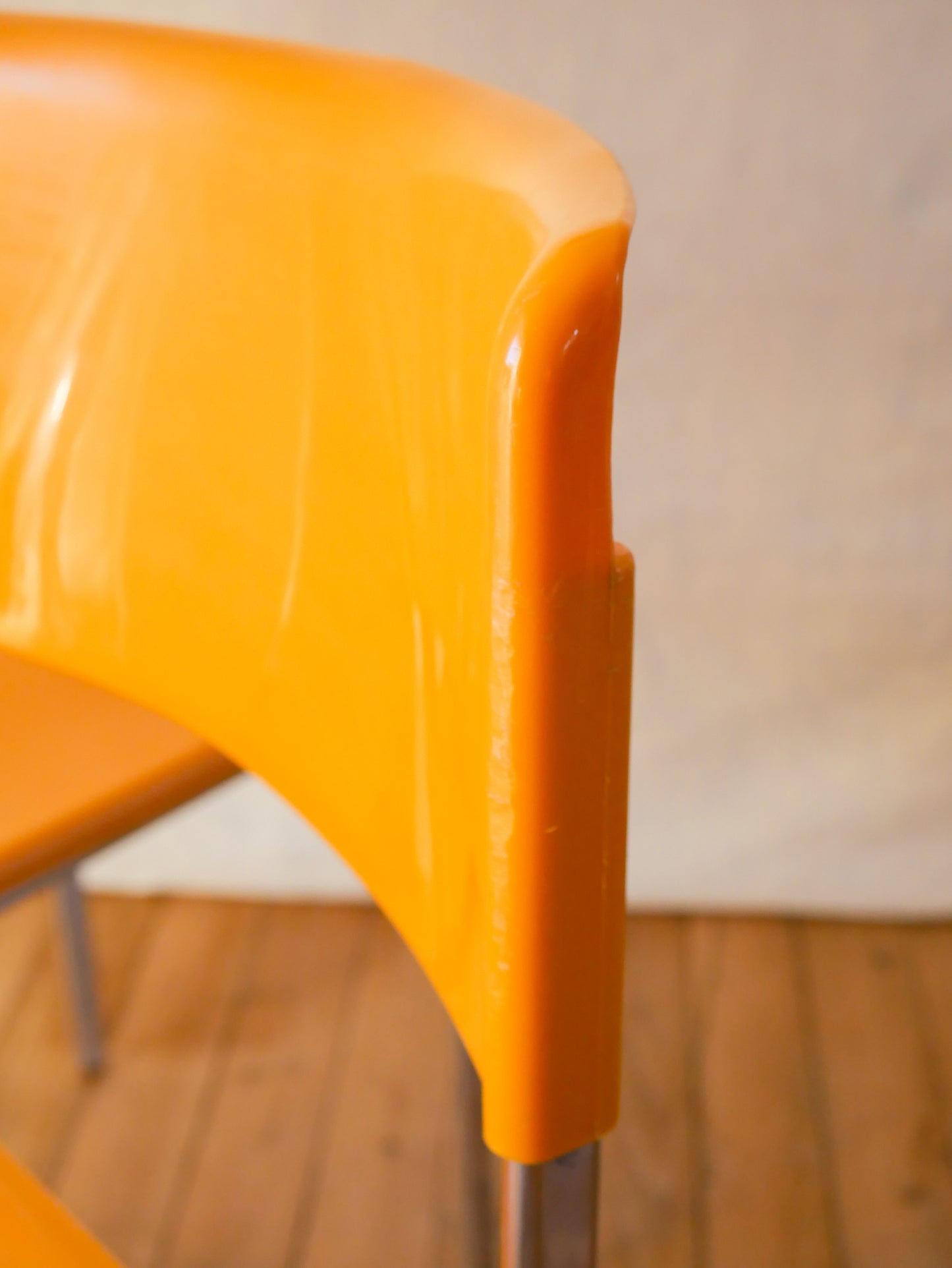 Paire de chaises plastique jaune et pieds chromes mobilier international signé lafargue 1970