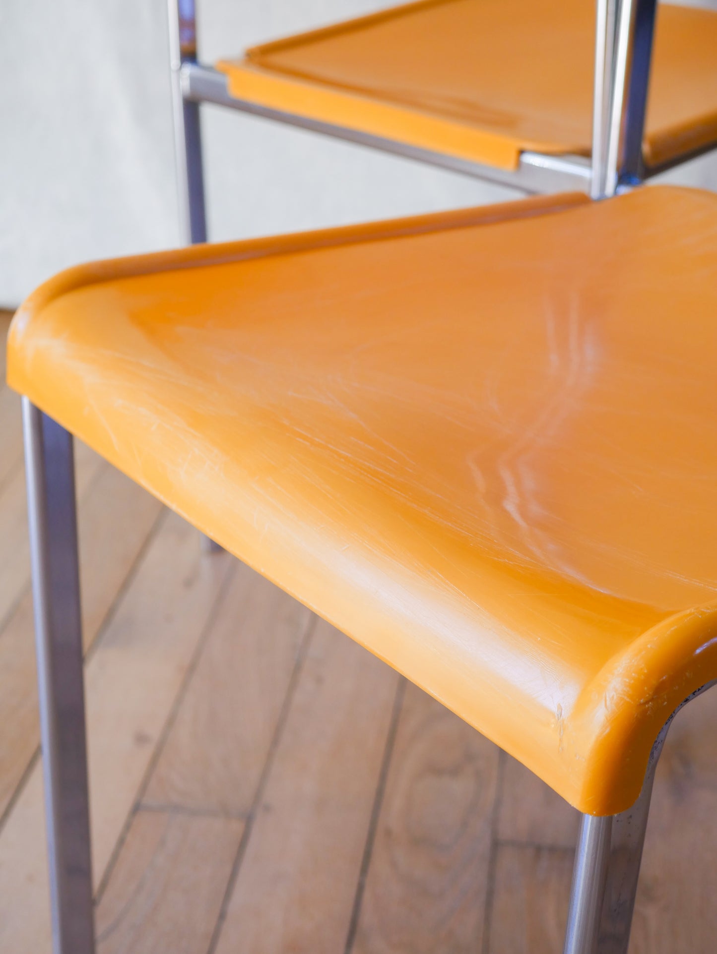 Paire de chaises plastique jaune et pieds chromes mobilier international signé lafargue 1970