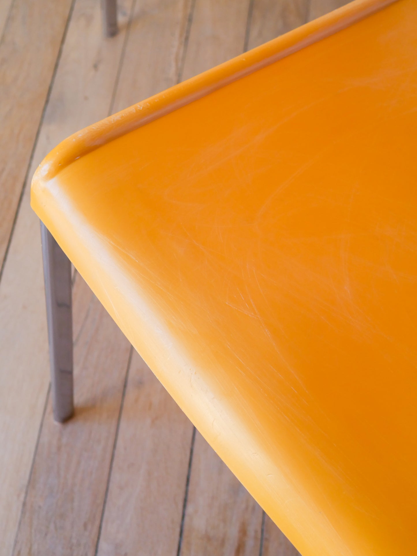 Paire de chaises plastique jaune et pieds chromes mobilier international signé lafargue 1970