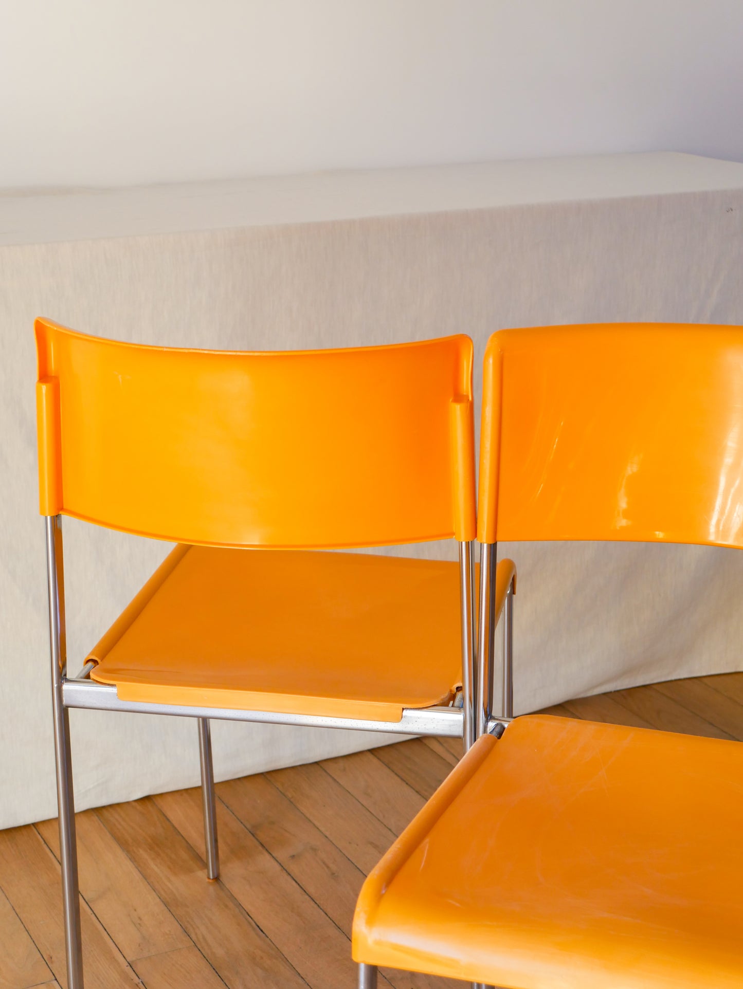 Paire de chaises plastique jaune et pieds chromes mobilier international signé lafargue 1970