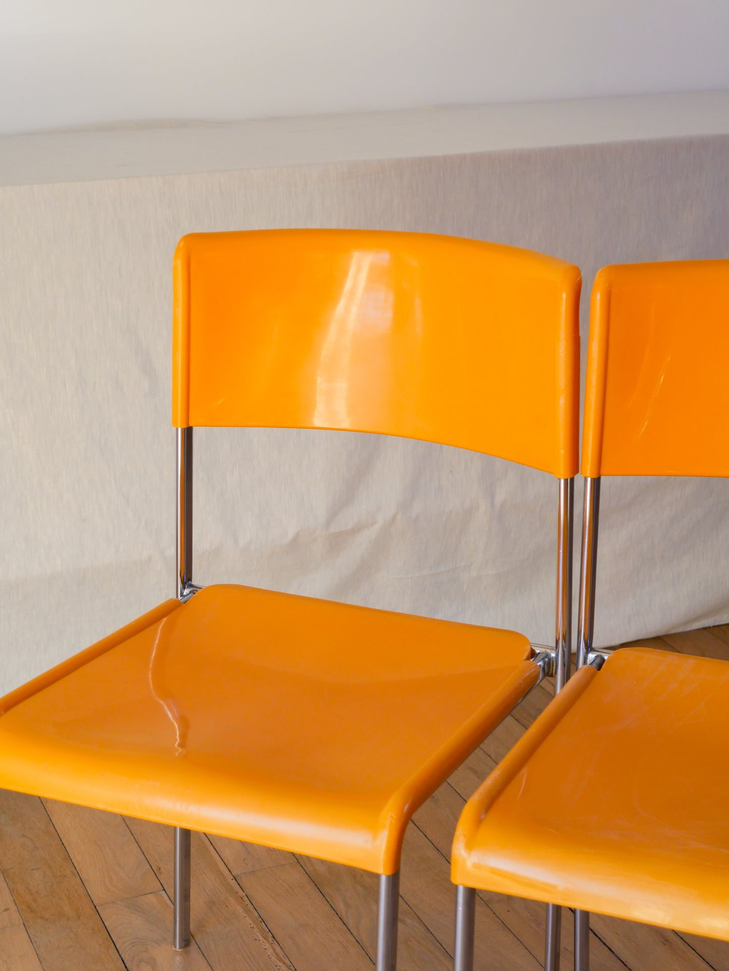 Paire de chaises plastique jaune et pieds chromes mobilier international signé lafargue 1970