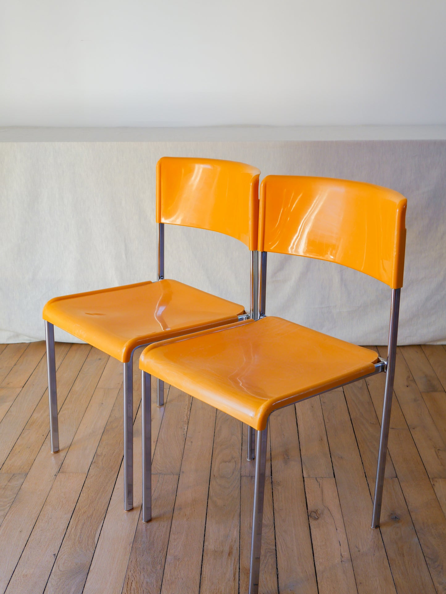 Paire de chaises plastique jaune et pieds chromes mobilier international signé lafargue 1970