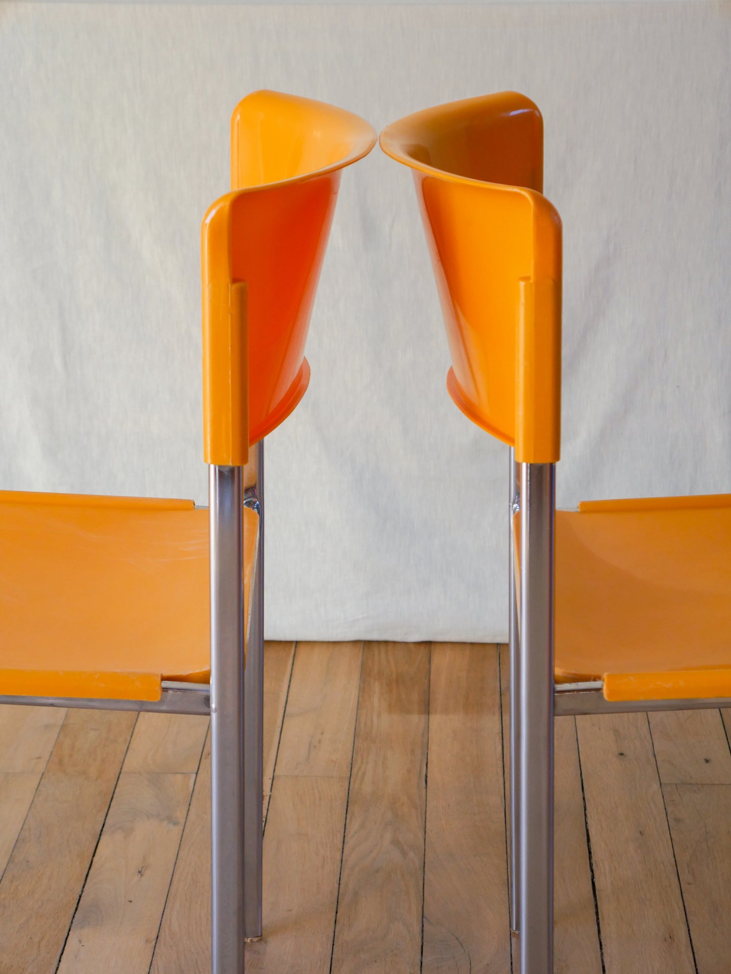 Paire de chaises plastique jaune et pieds chromes mobilier international signé lafargue 1970