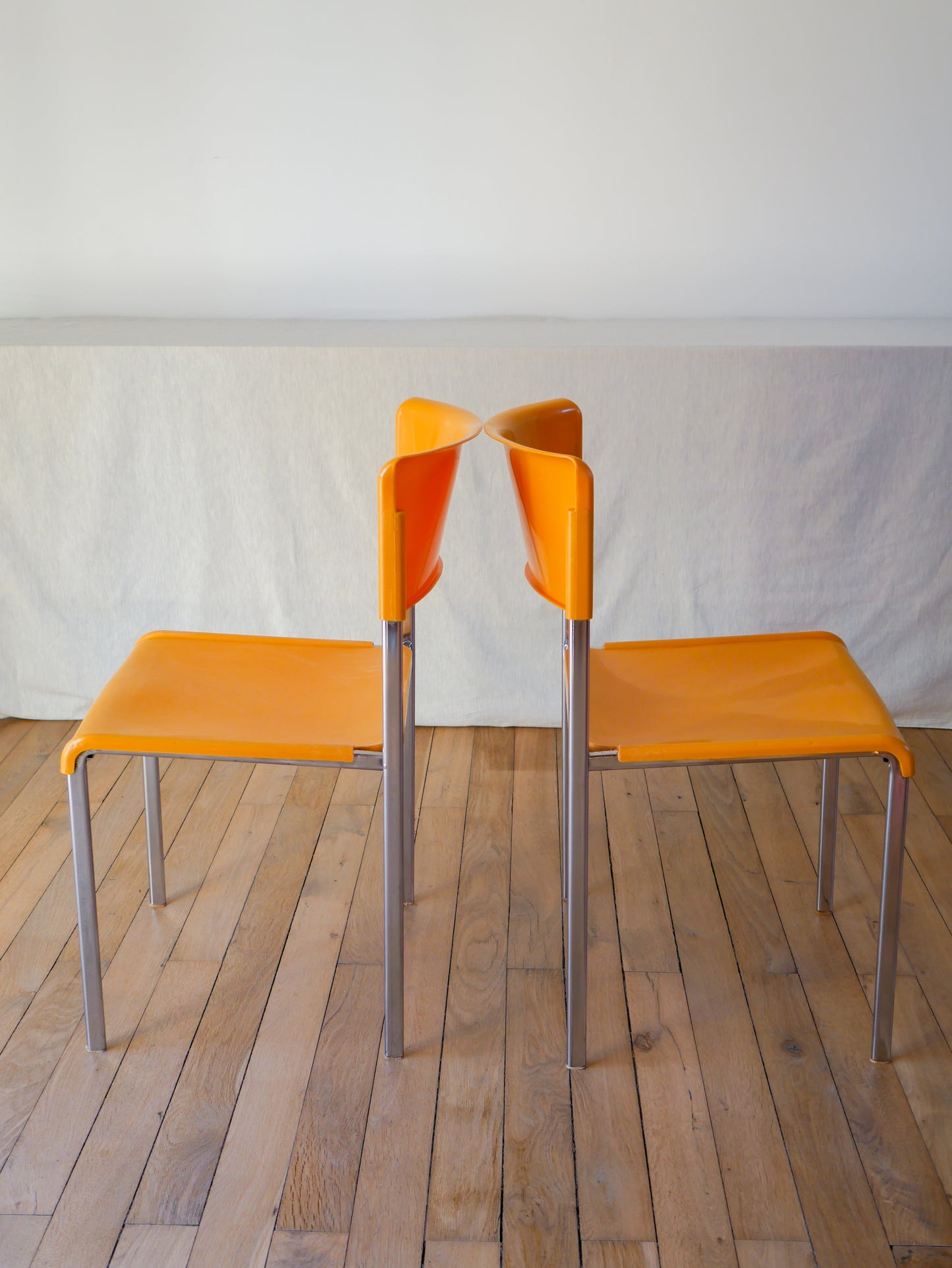 Paire de chaises plastique jaune et pieds chromes mobilier international signé lafargue 1970