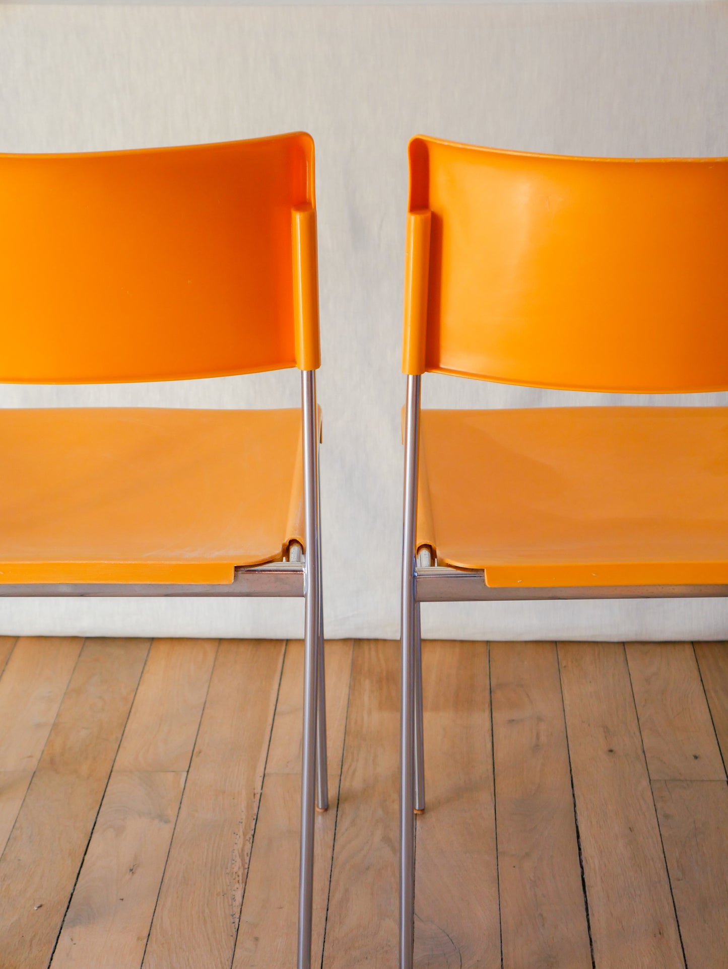 Paire de chaises plastique jaune et pieds chromes mobilier international signé lafargue 1970