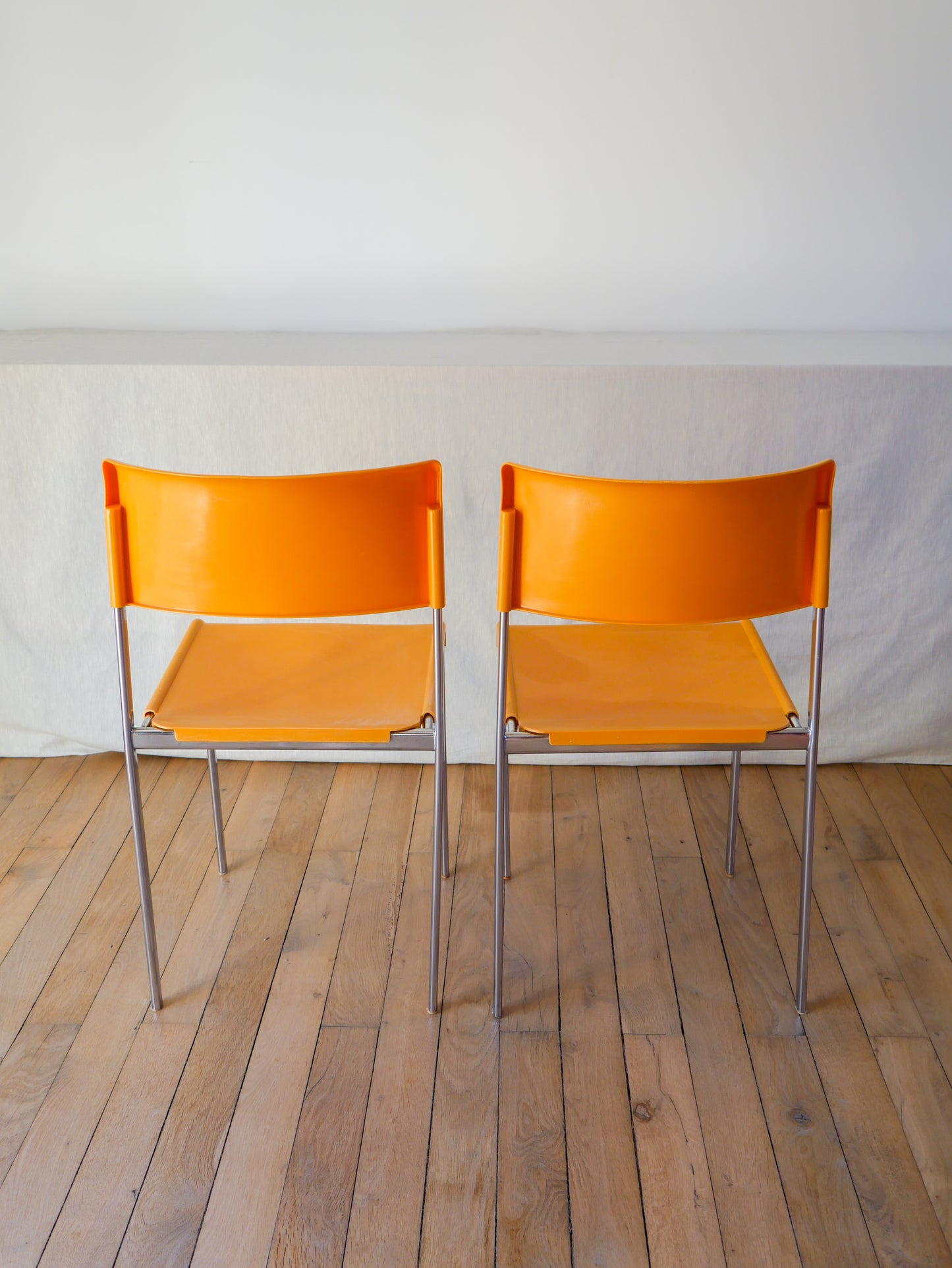 Paire de chaises plastique jaune et pieds chromes mobilier international signé lafargue 1970