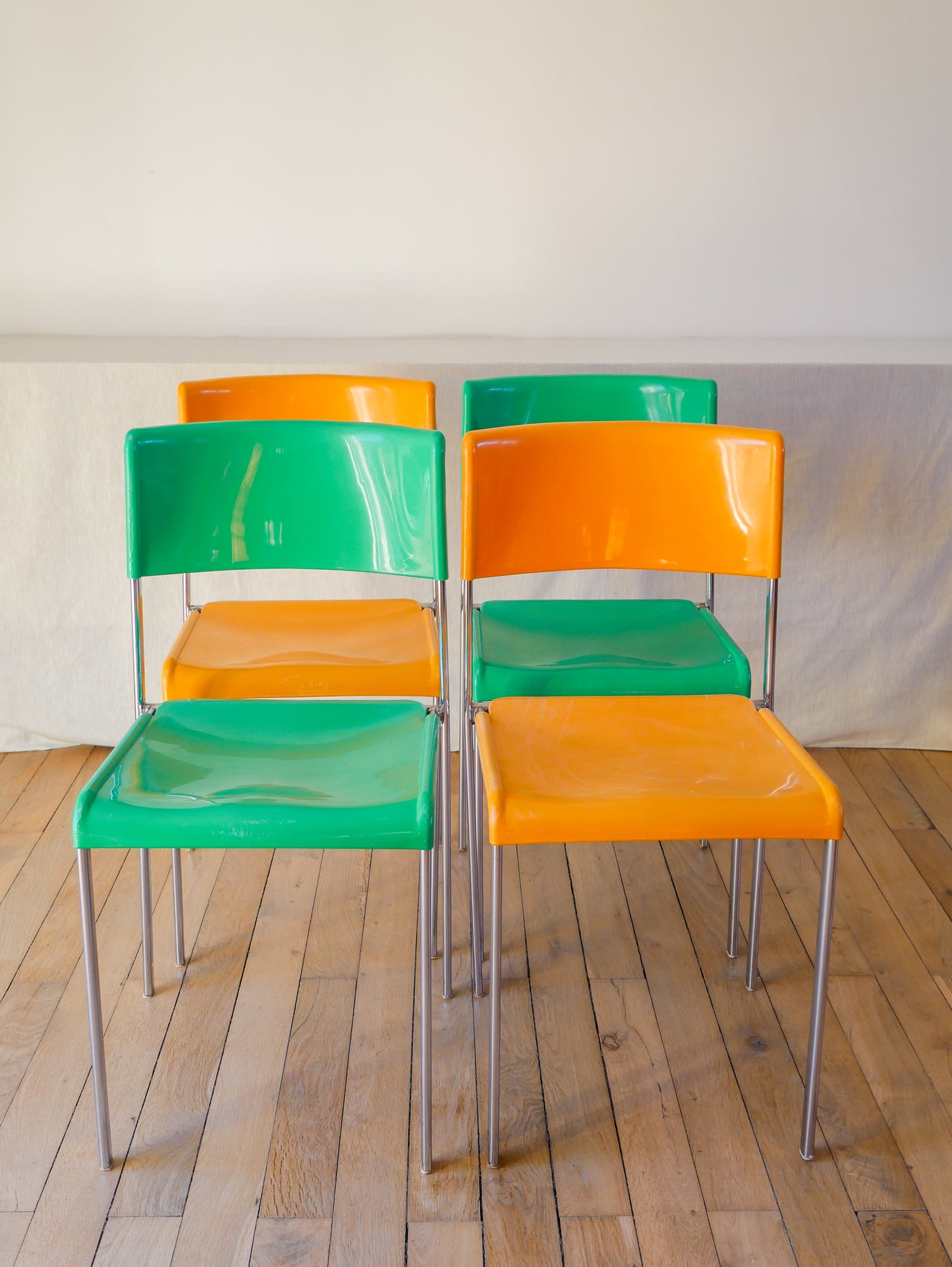 Paire de chaises plastique jaune et pieds chromes mobilier international signé lafargue 1970