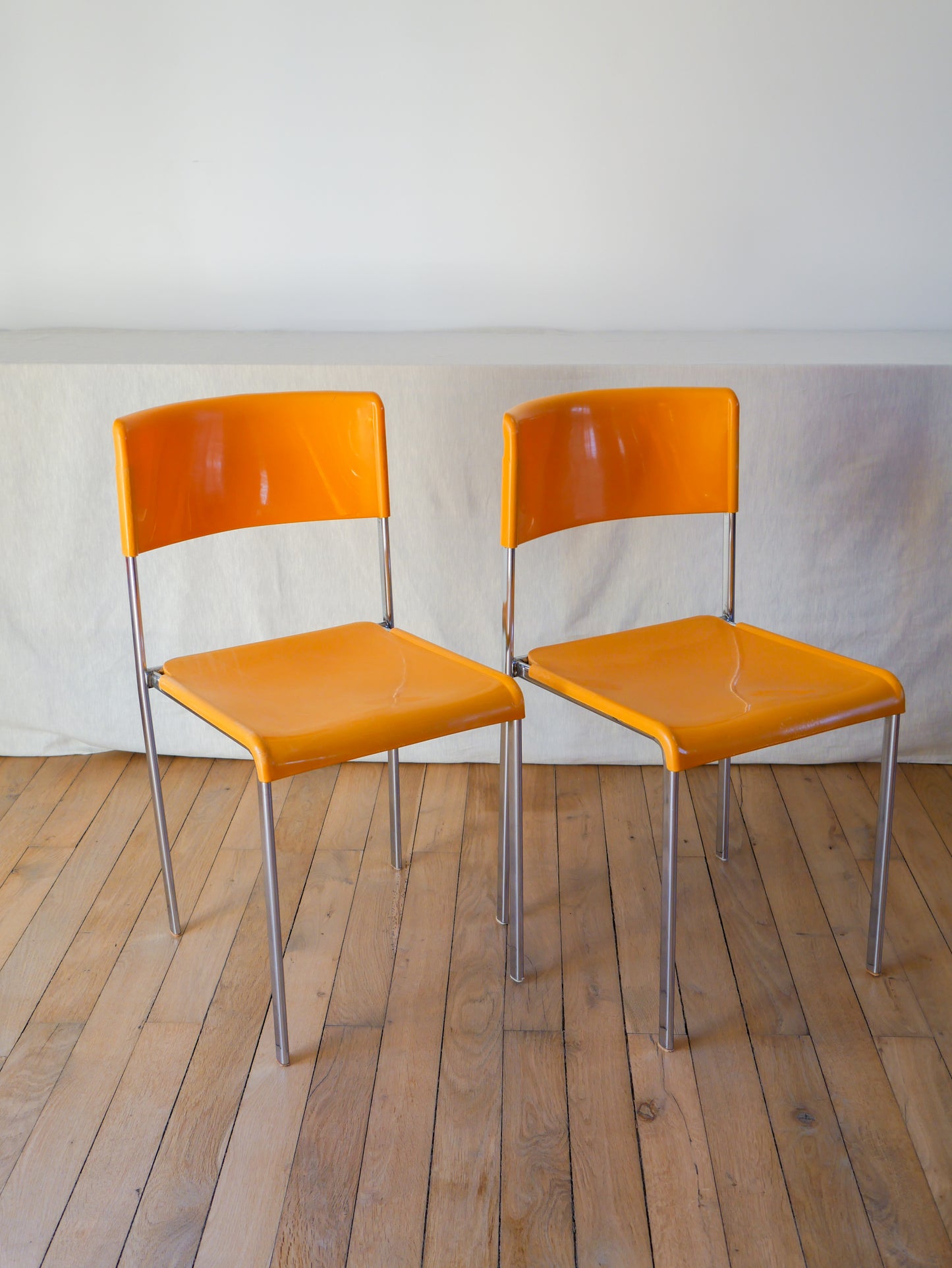 Paire de chaises plastique jaune et pieds chromes mobilier international signé lafargue 1970