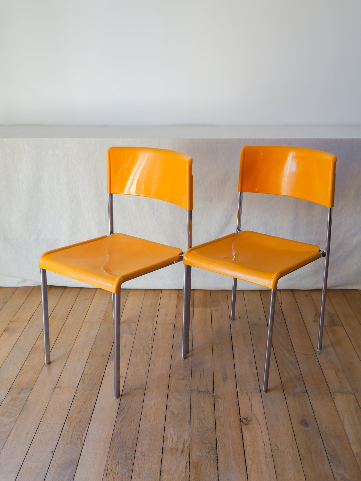 Paire de chaises plastique jaune et pieds chromes mobilier international signé lafargue 1970