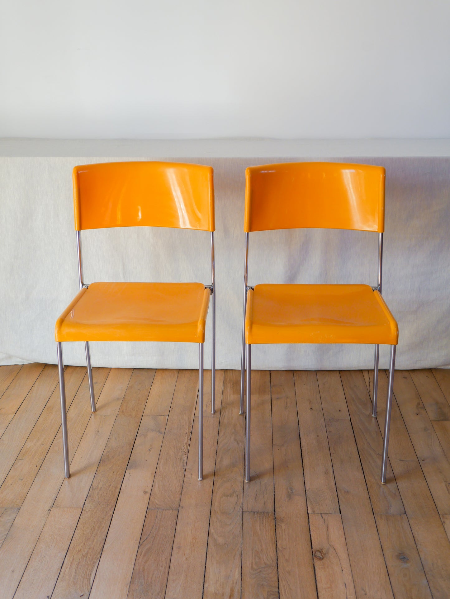 Paire de chaises plastique jaune et pieds chromes mobilier international signé lafargue 1970
