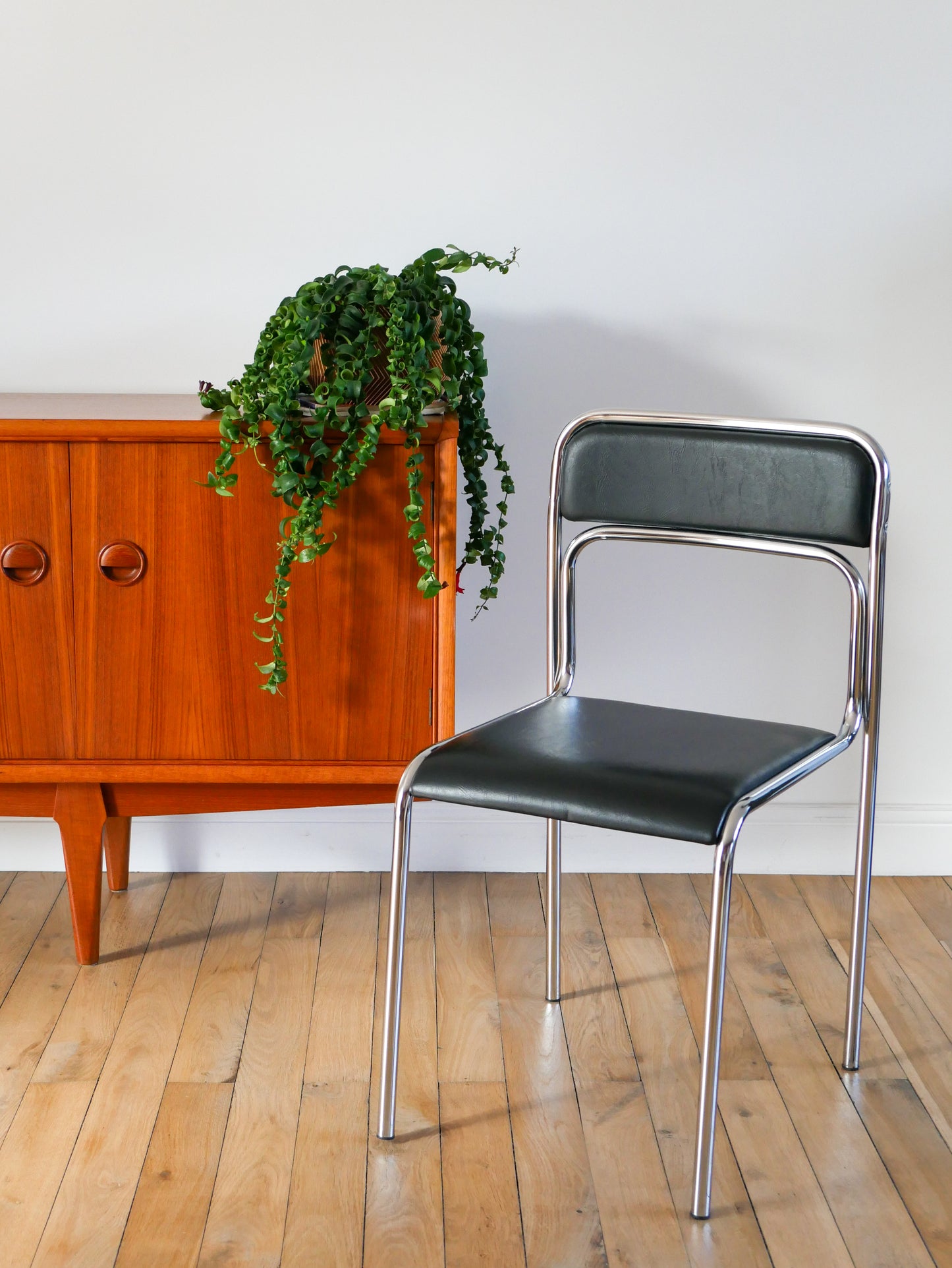 Paire de chaises en chrome et skaï noir, design, 1970