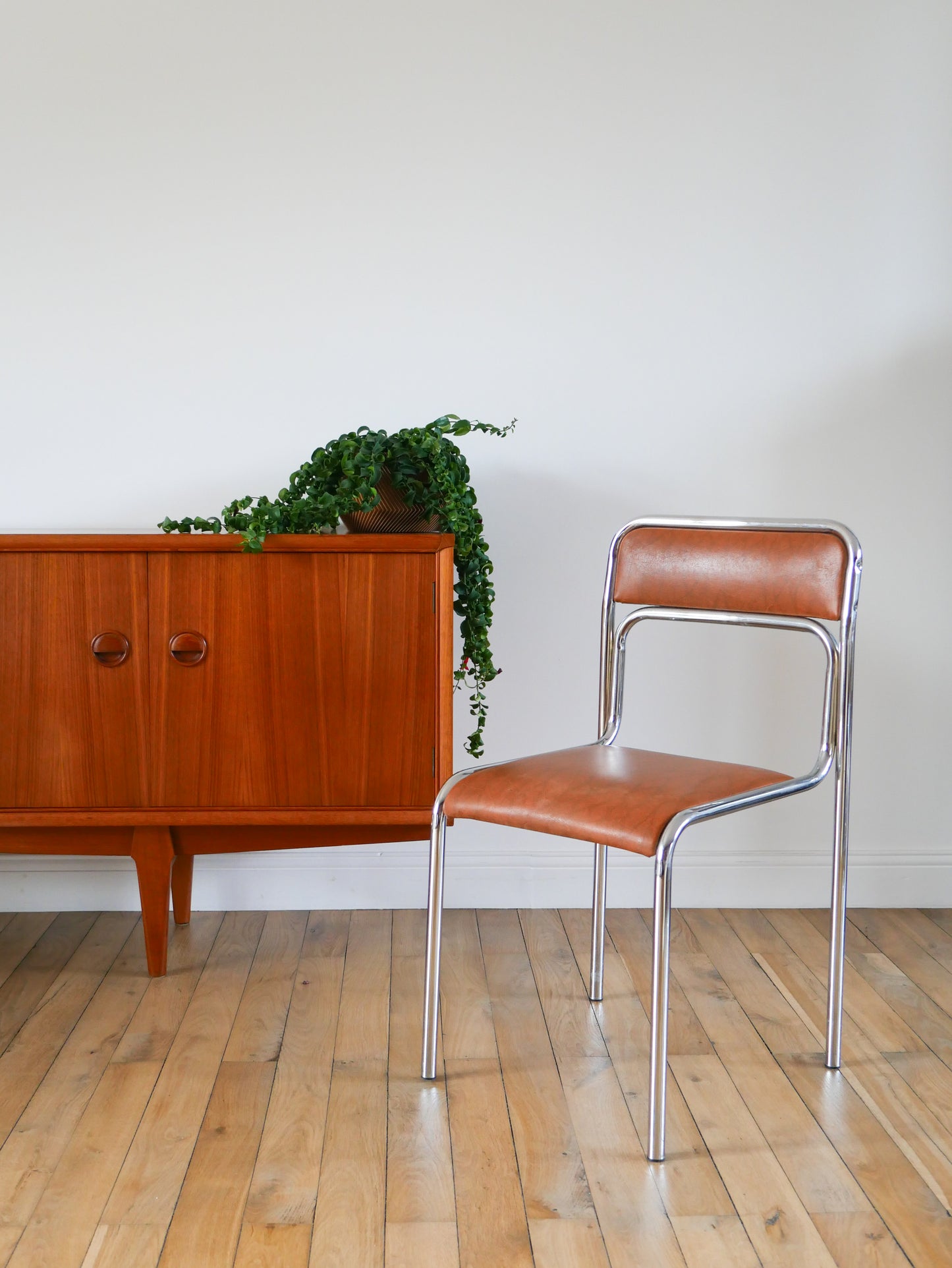 Paire de chaises en chrome et skaï marron, design, 1970